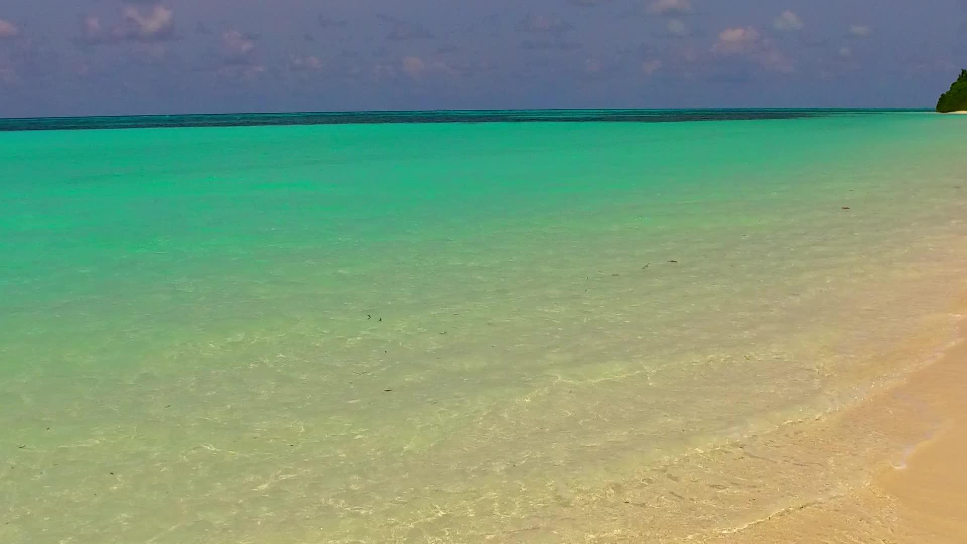 日出后蓝海白沙背景豪华旅游海滩日间海景视频的预览图