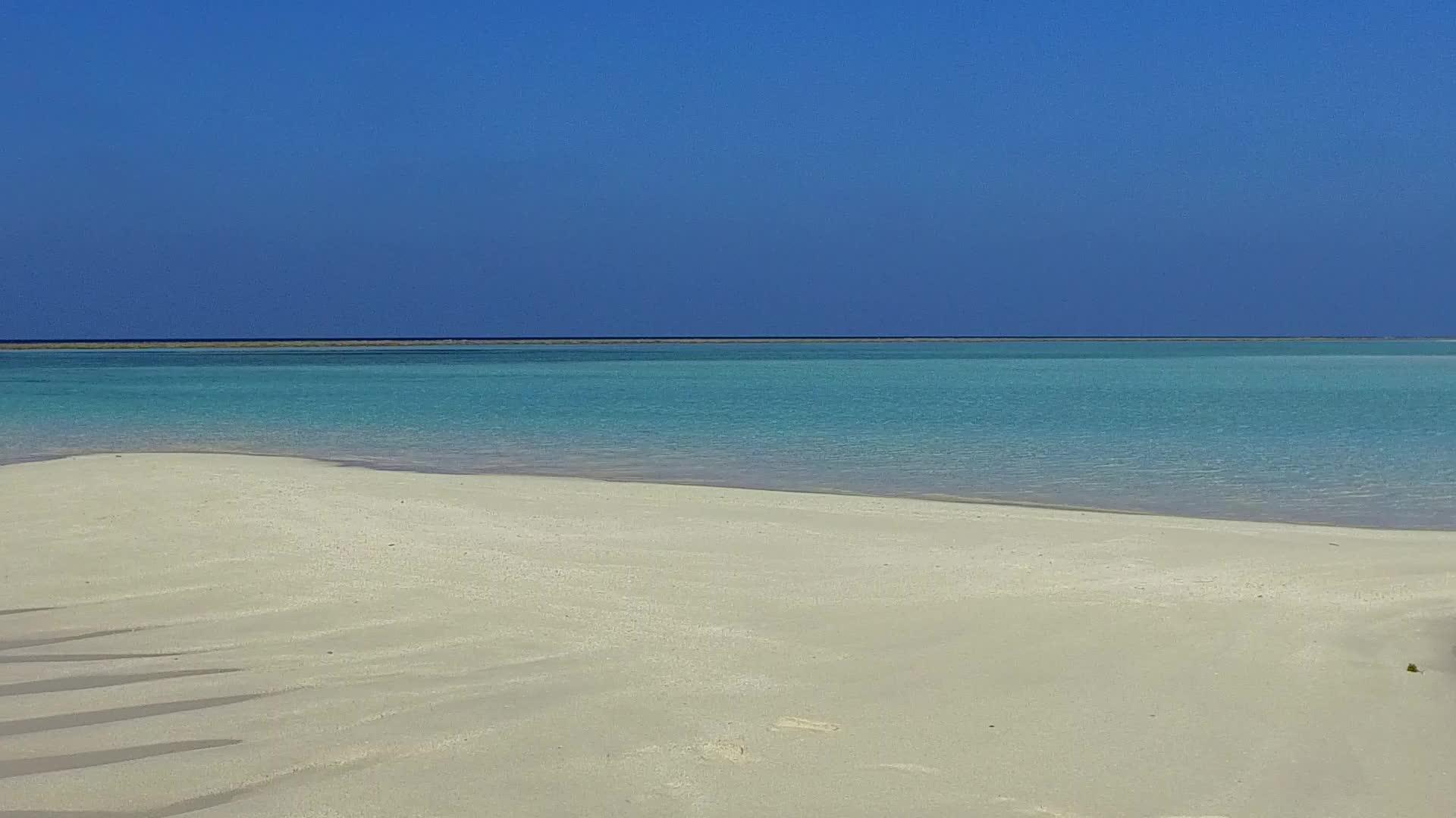 蓝色的大海和冲浪附近的白色海滩背景田园诗般的旅游海滩视频的预览图