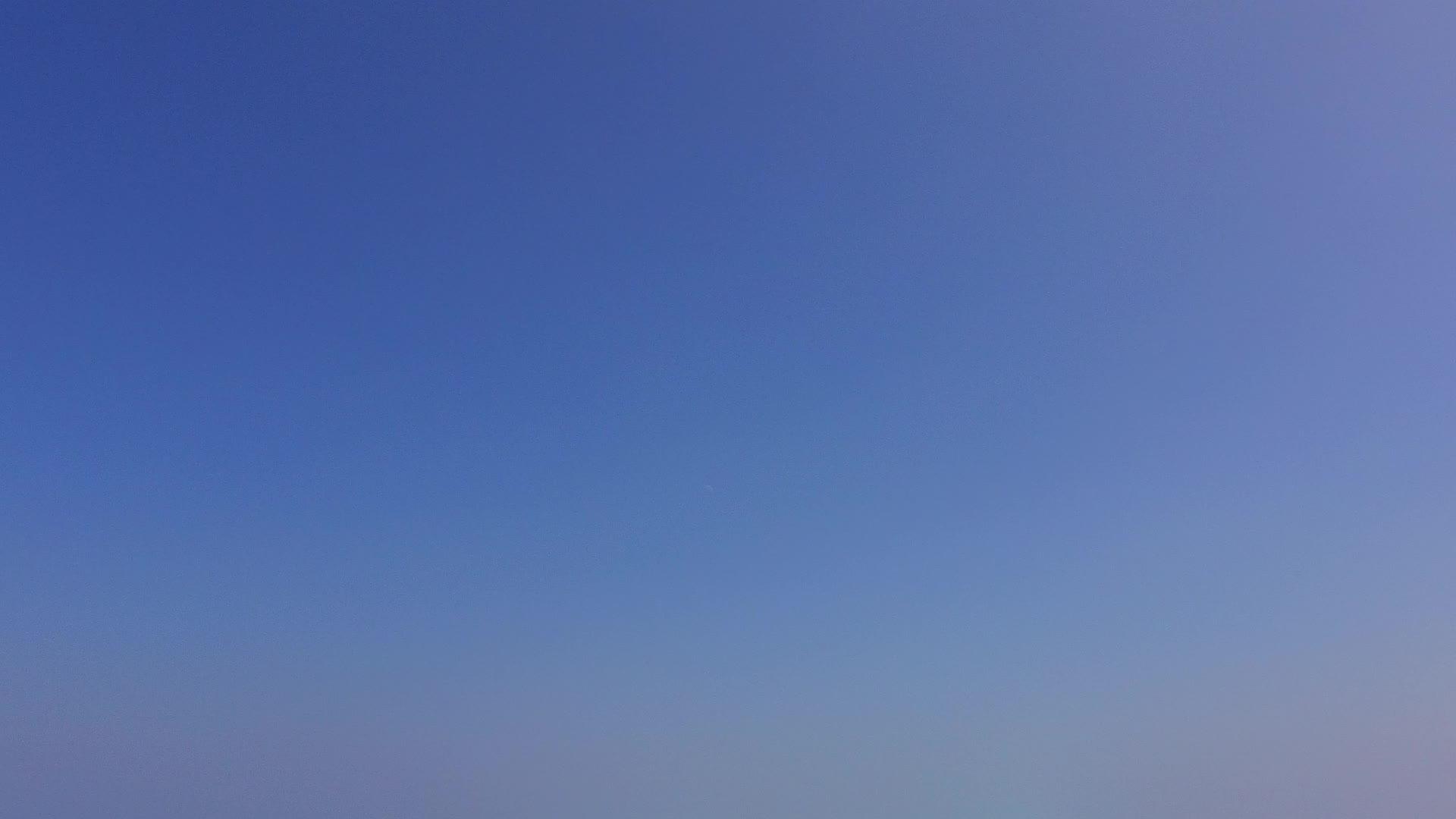 热带海洋浪漫旅行在度假胜地附近穿过蓝水和白沙的背景视频的预览图