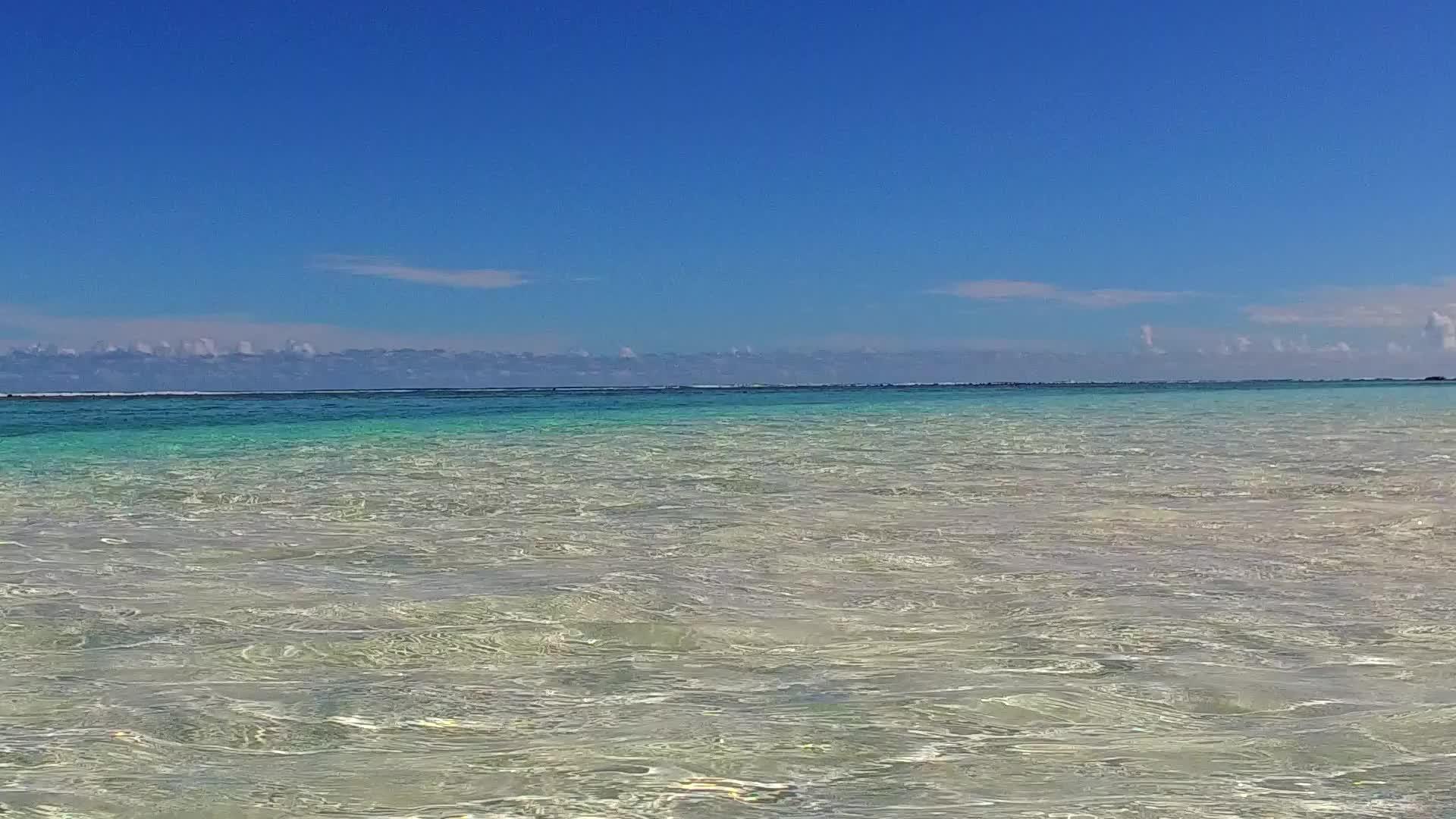 浅泻湖复制休闲度假海滩度假度假暗礁附近有白色沙质背景视频的预览图