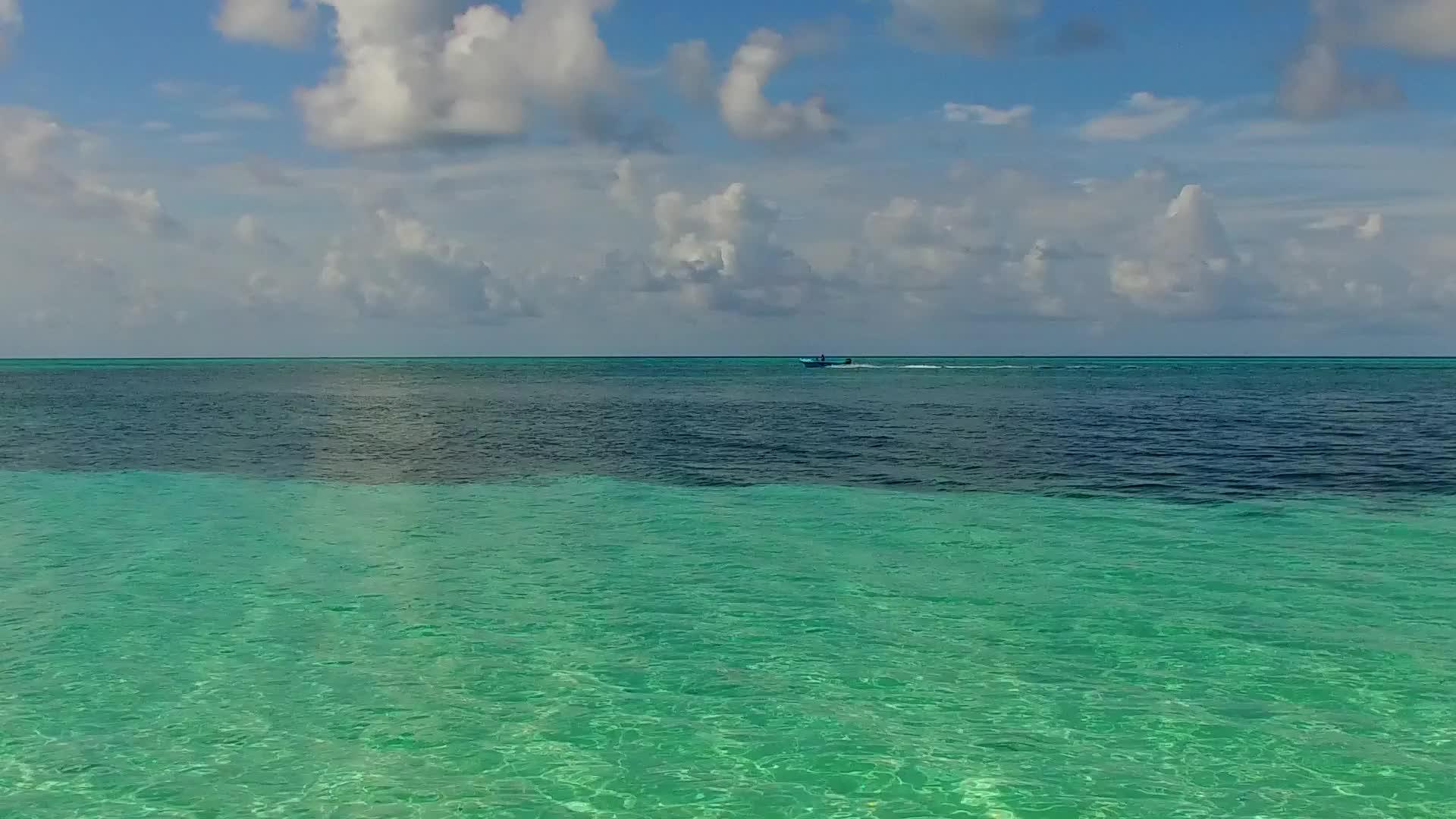 蓝海和度假胜地附近的白沙底背景放松环礁湖海滩假日视频的预览图