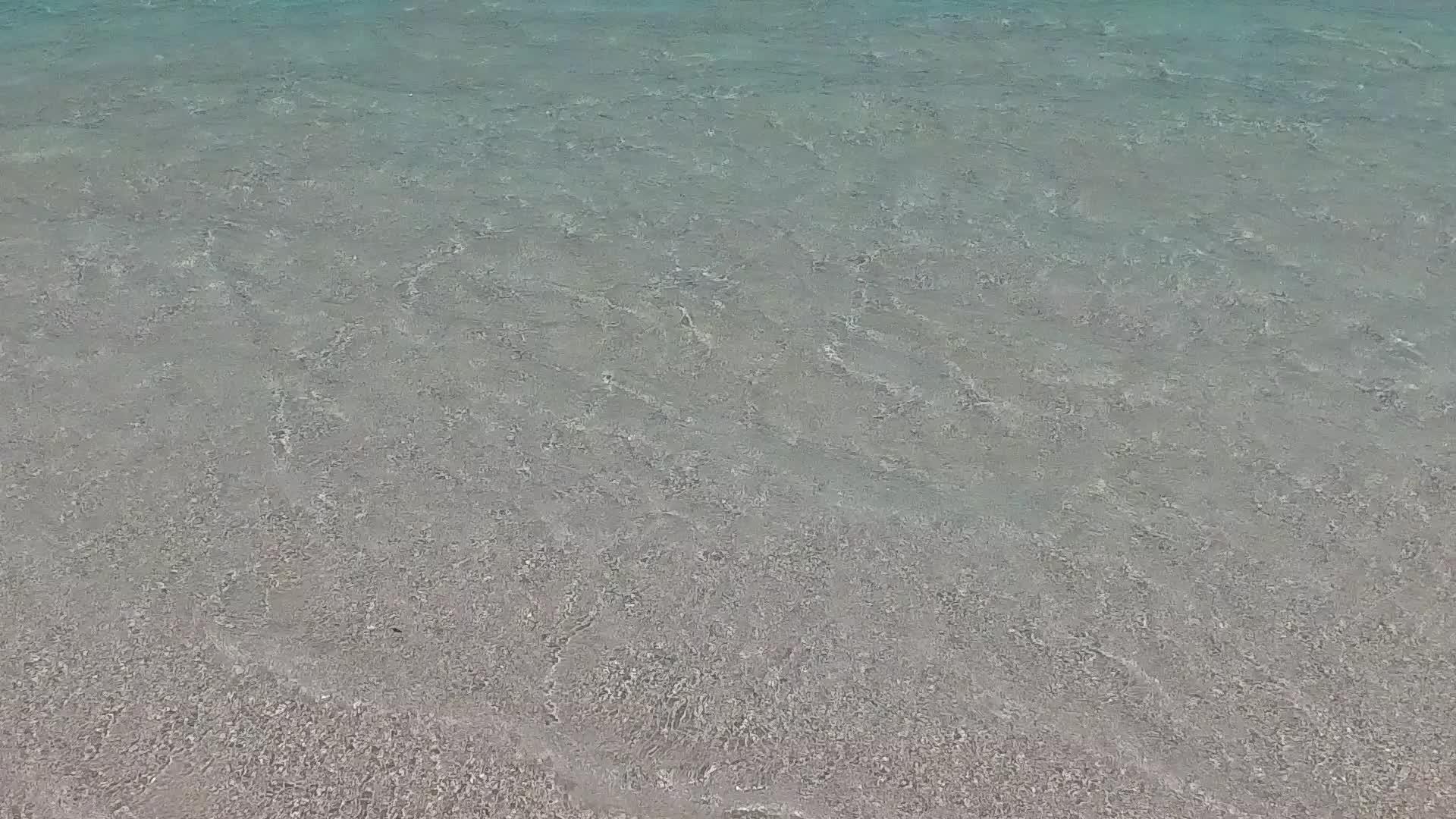 在美丽的海岸线海滩和冲浪附近的白色海滩的背景下视频的预览图