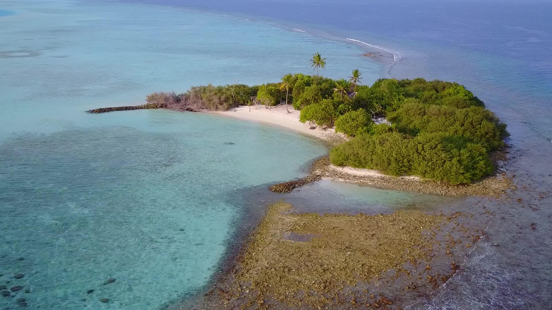 海滩附近的浅环礁湖和白沙本背景的完美岛屿海滩度假视频的预览图