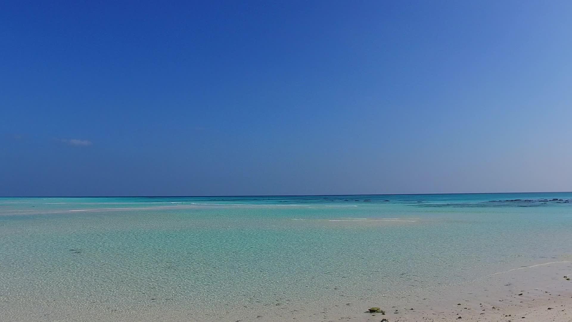 夏季热带海岸线旅游在珊瑚礁附近由于蓝海和白色海滩的背景视频的预览图