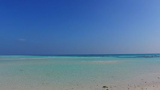 夏季热带海岸线旅游在珊瑚礁附近由于蓝海和白色海滩的背景视频的预览图