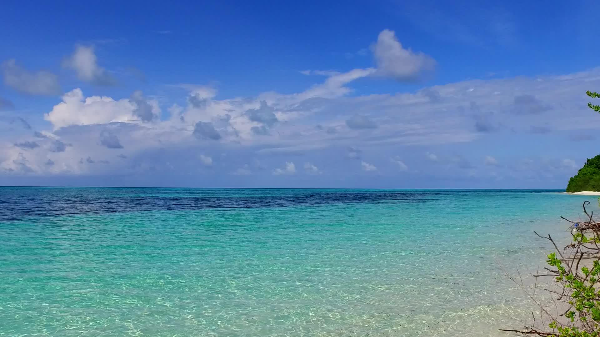 夏季抽象完美的海岸线海岸海滩之旅在海上清澈的冲浪附近视频的预览图