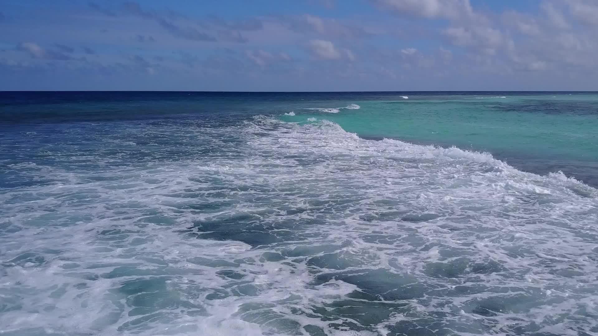 在沙洲附近的透明水和白沙的背景下海洋旅游海滩的广角旅游视频的预览图