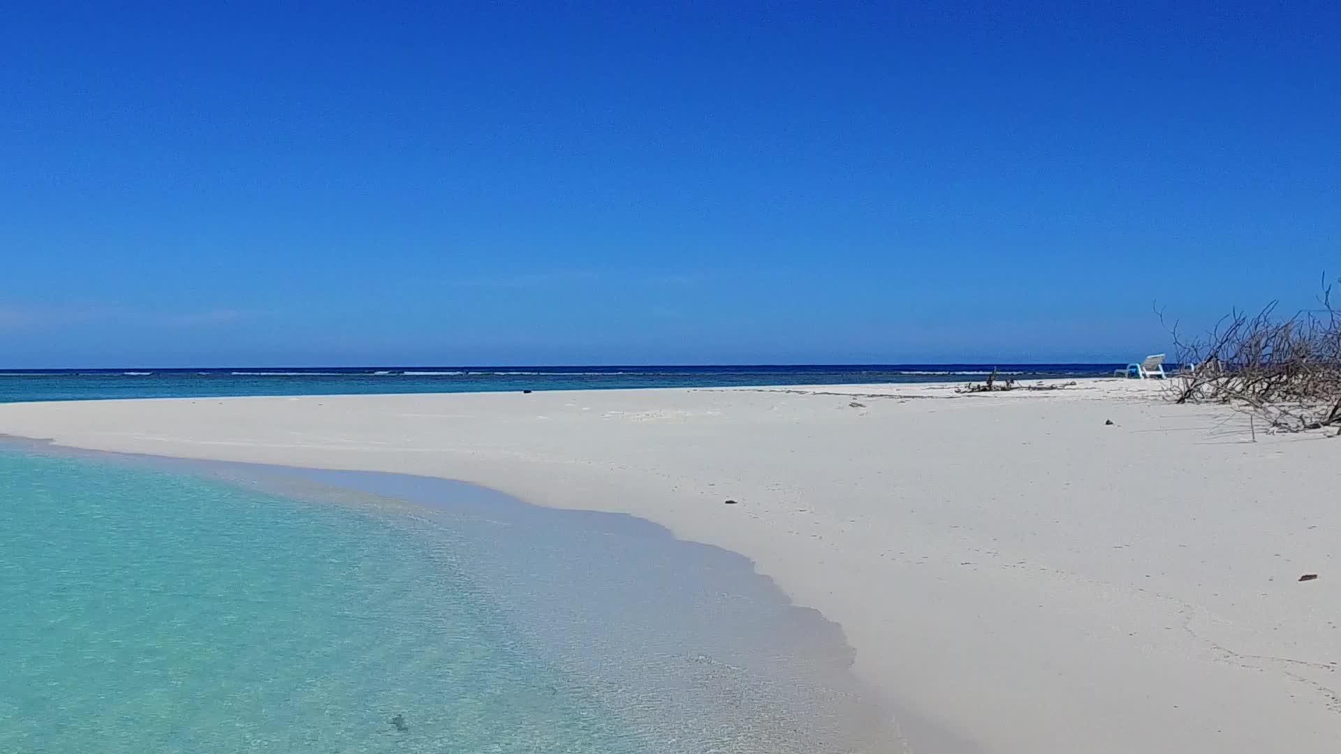 海滩旅游生活通过蓝绿色的沙滩背景呈现视频的预览图