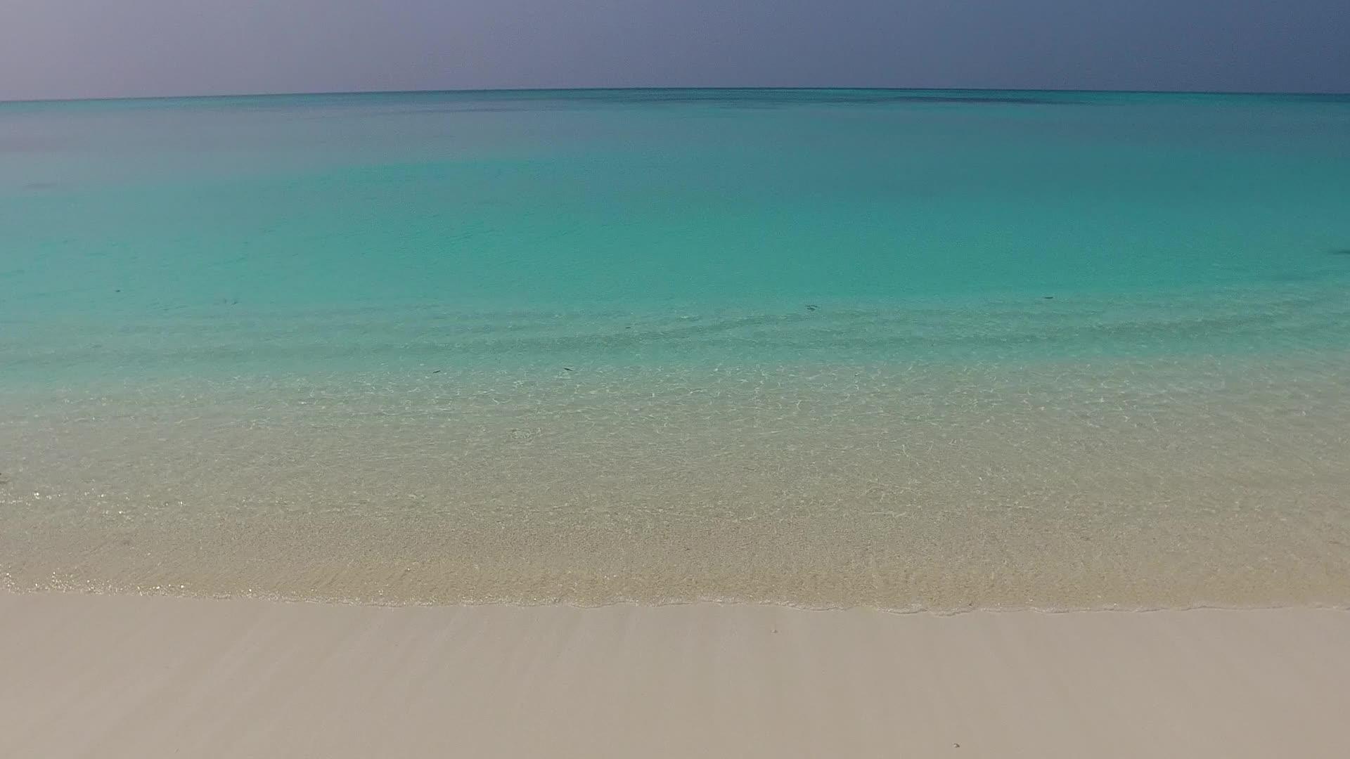 日出后浅滩度假以清海和白色沙滩为背景白沙度假视频的预览图