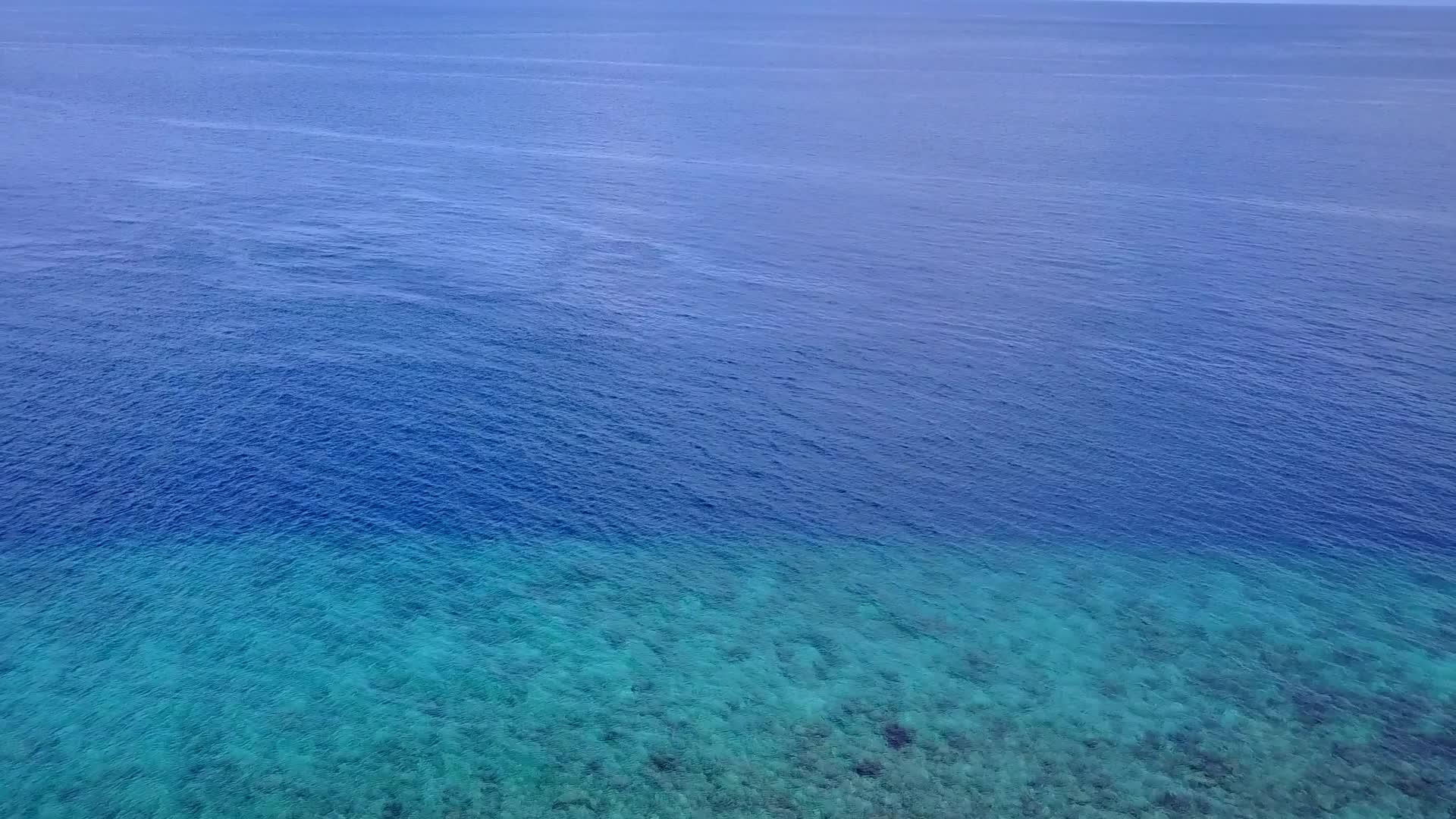 海岸海滩探险活动以蓝海和日出后干净的海滩为背景视频的预览图