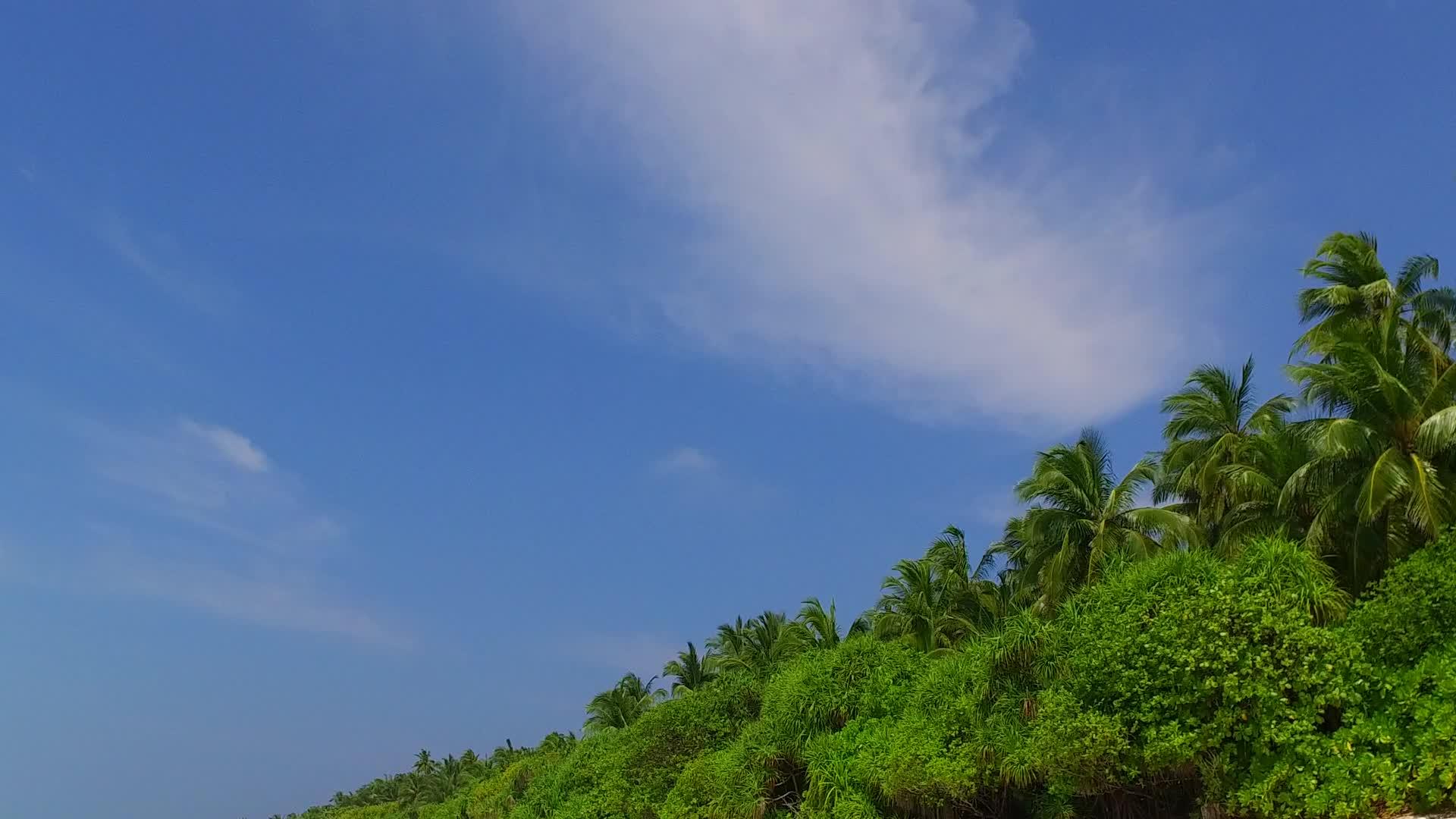 海滩从浅海出海海浪附近有一个干净的海滩背景视频的预览图