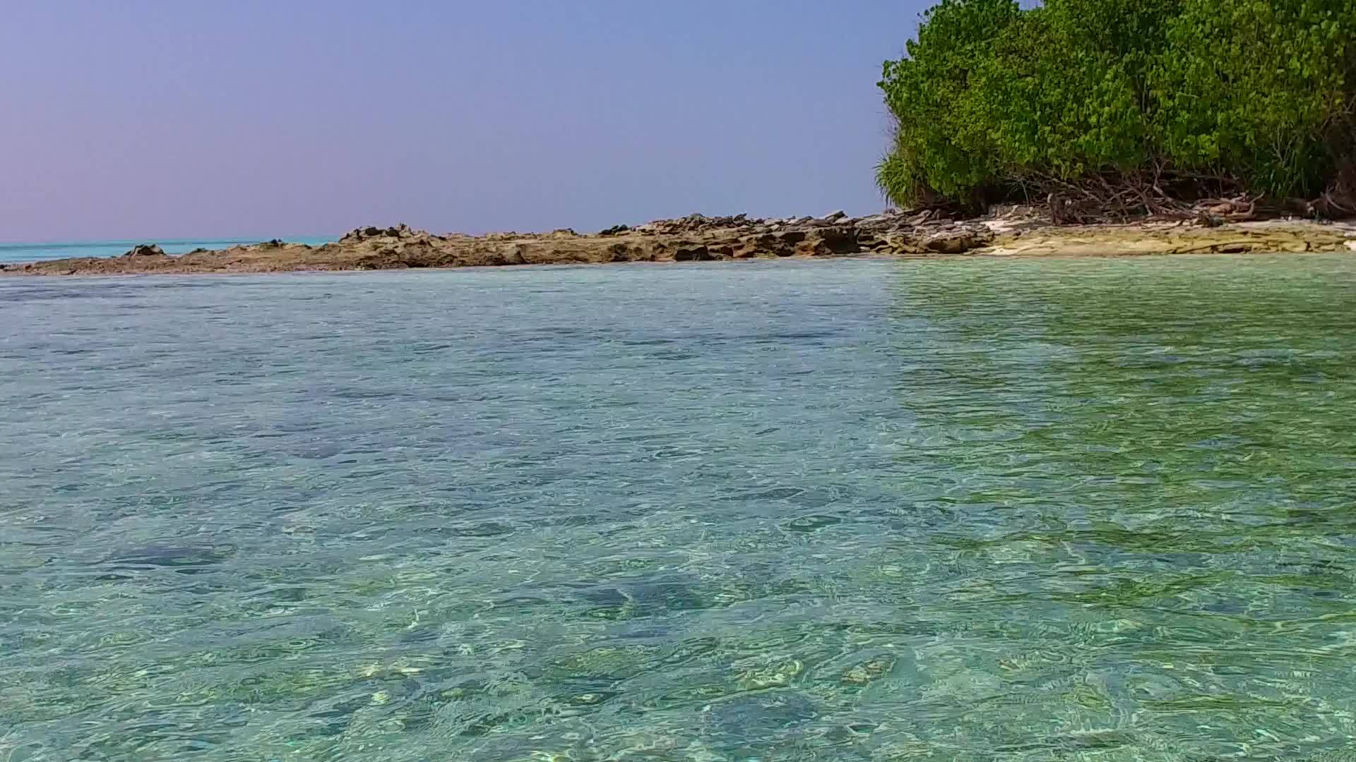 海岸海滩探险活动以蓝海和日落前的白沙为背景视频的预览图