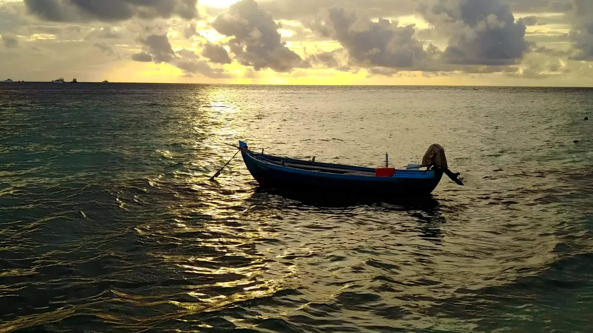 黄昏前有一个白色的海滩背景有一个蓝色的海洋风景是清空的视频的预览图