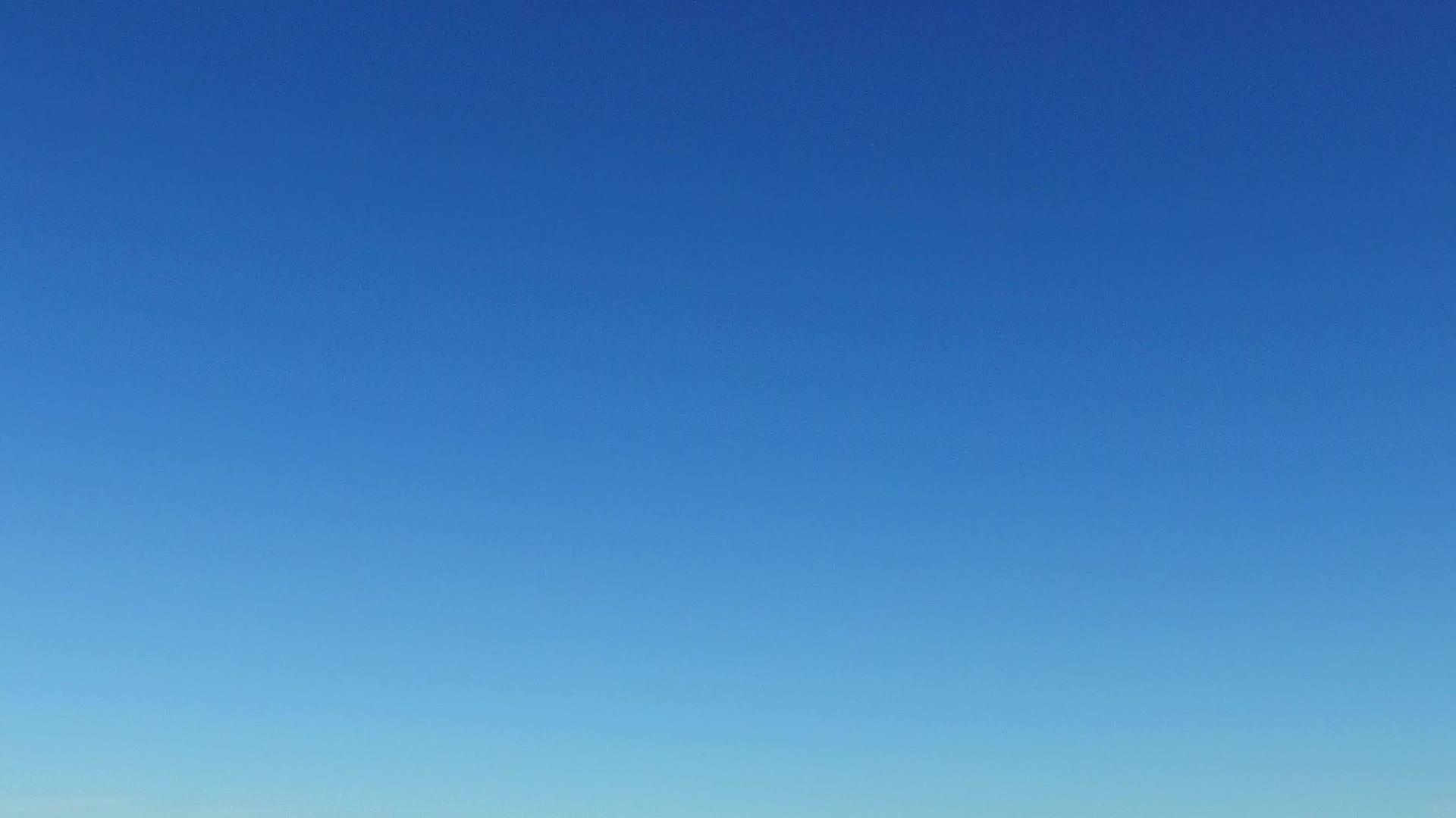 蓝绿色泻湖以沙洲附近的白沙为背景复制完美的海岸海滩生活视频的预览图