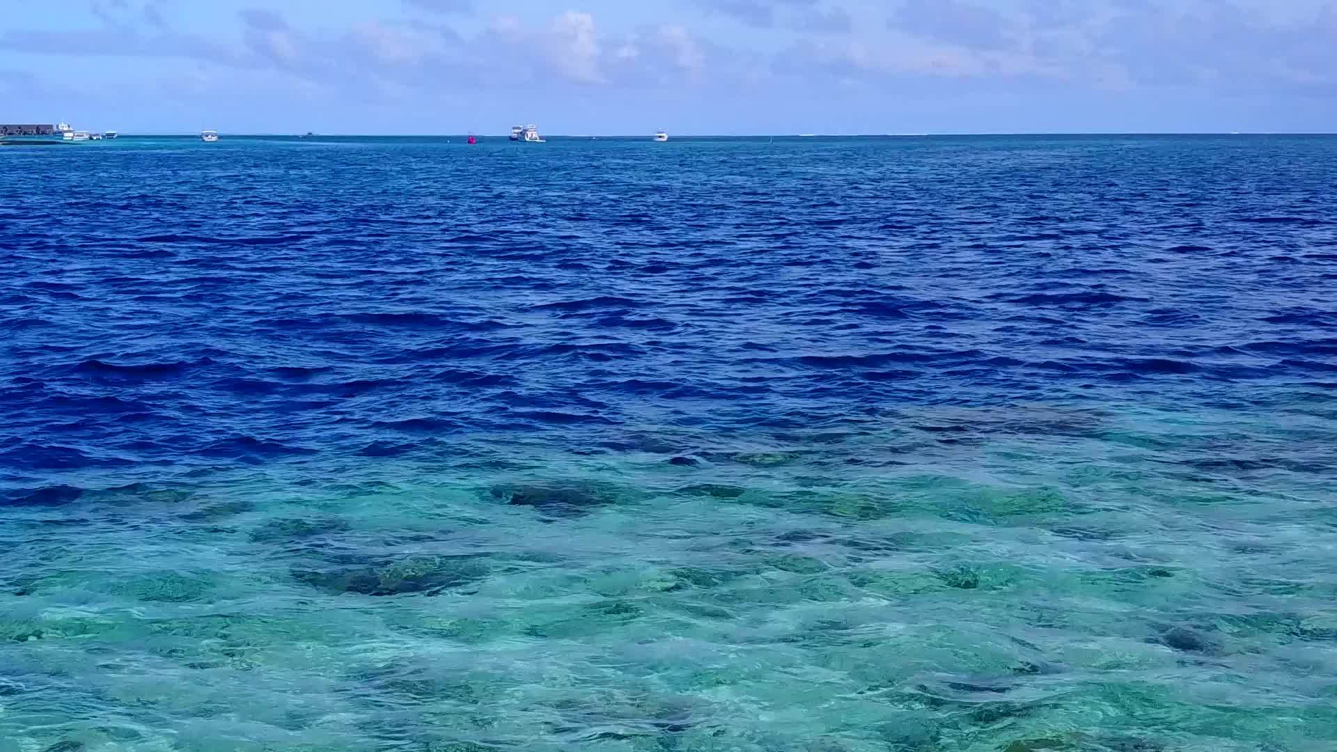 日出后以蓝水和白色沙滩为背景的豪华海滨海滩度假观光活动视频的预览图