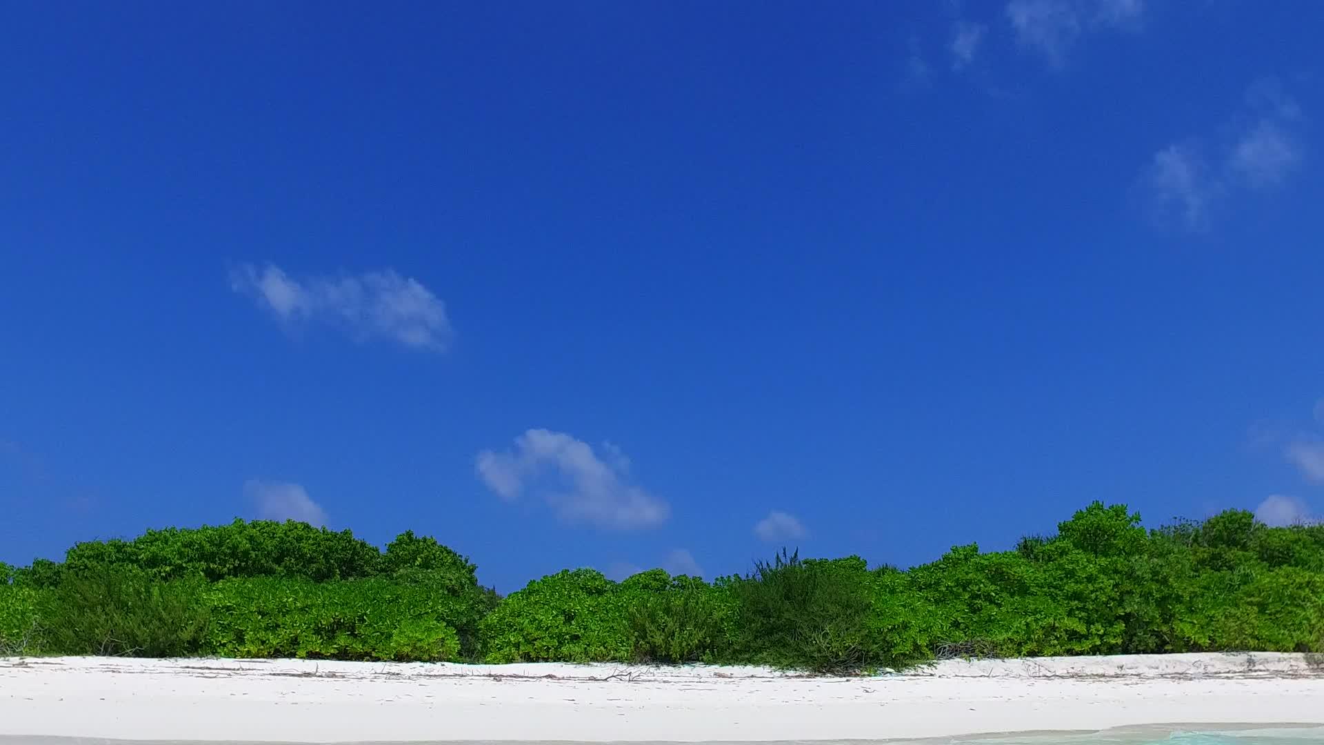 沙洲附近白沙背景的蓝色海洋放松了海岸线海滩之旅的夏季之旅视频的预览图