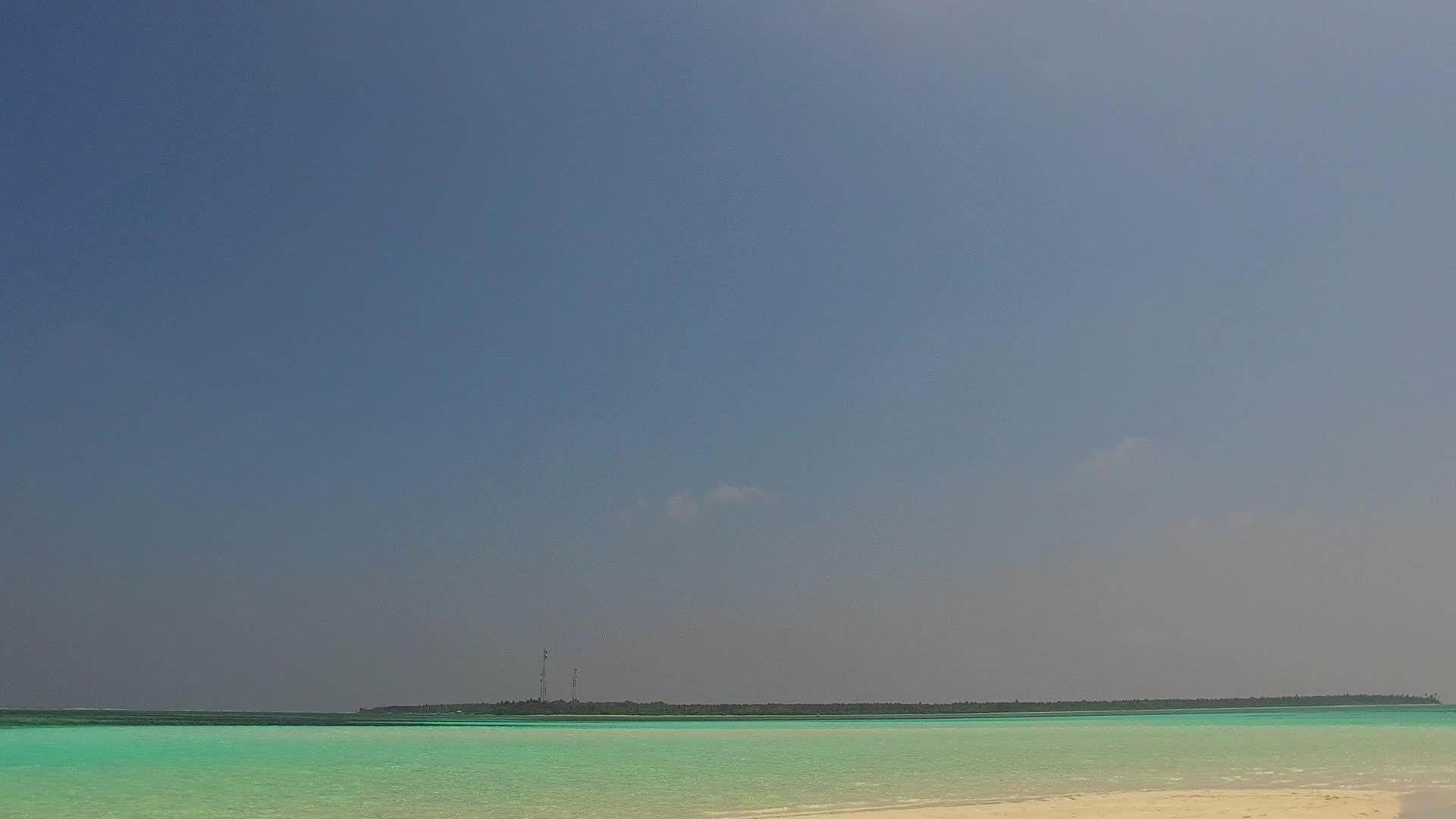 蓝绿色海洋和珊瑚礁附近的白沙背景复制了国外海岸海滩的空间视频的预览图
