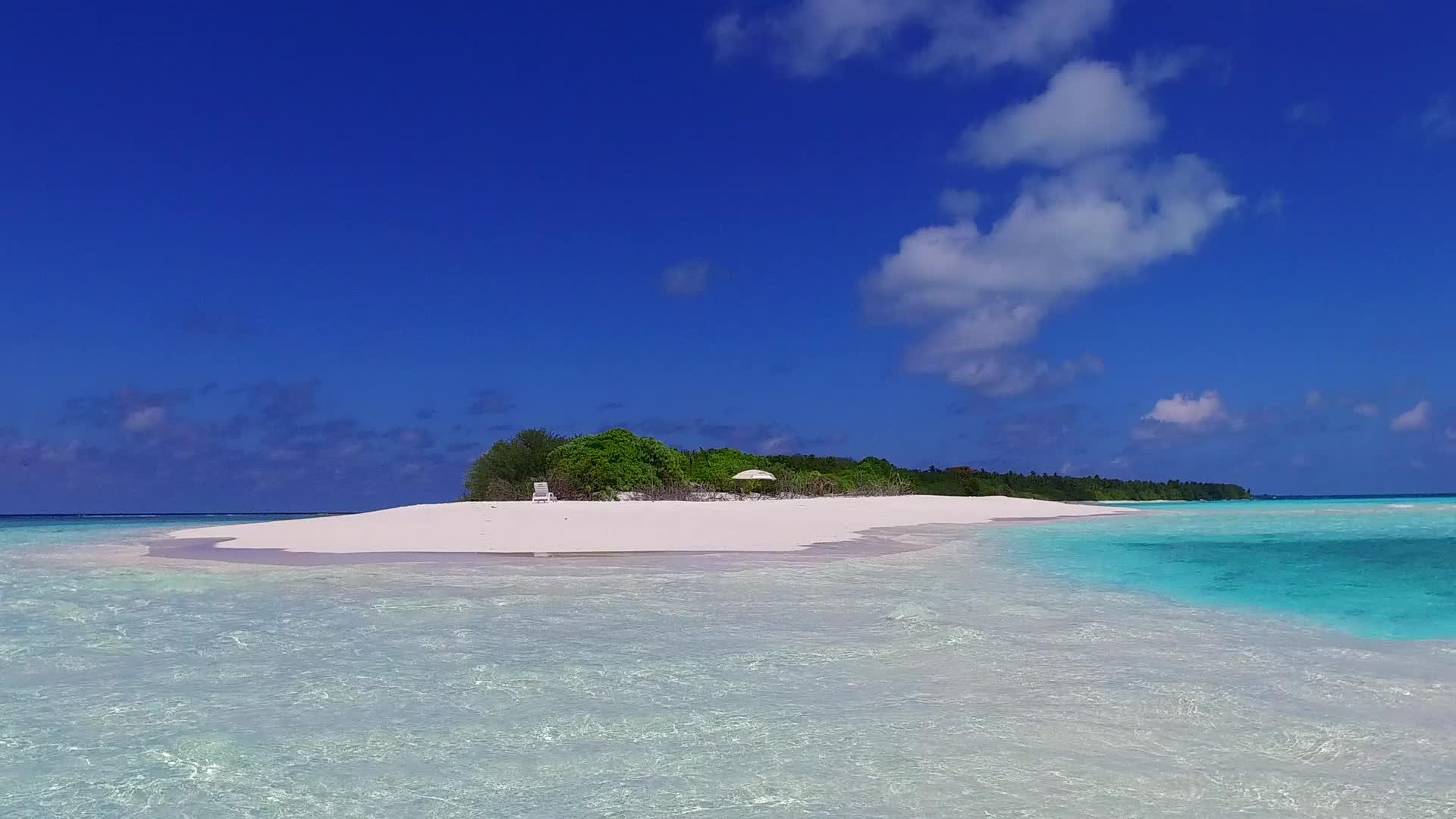 完美的海岸海滩蓝色的水海和接近冲浪的白色海滩背景视频的预览图