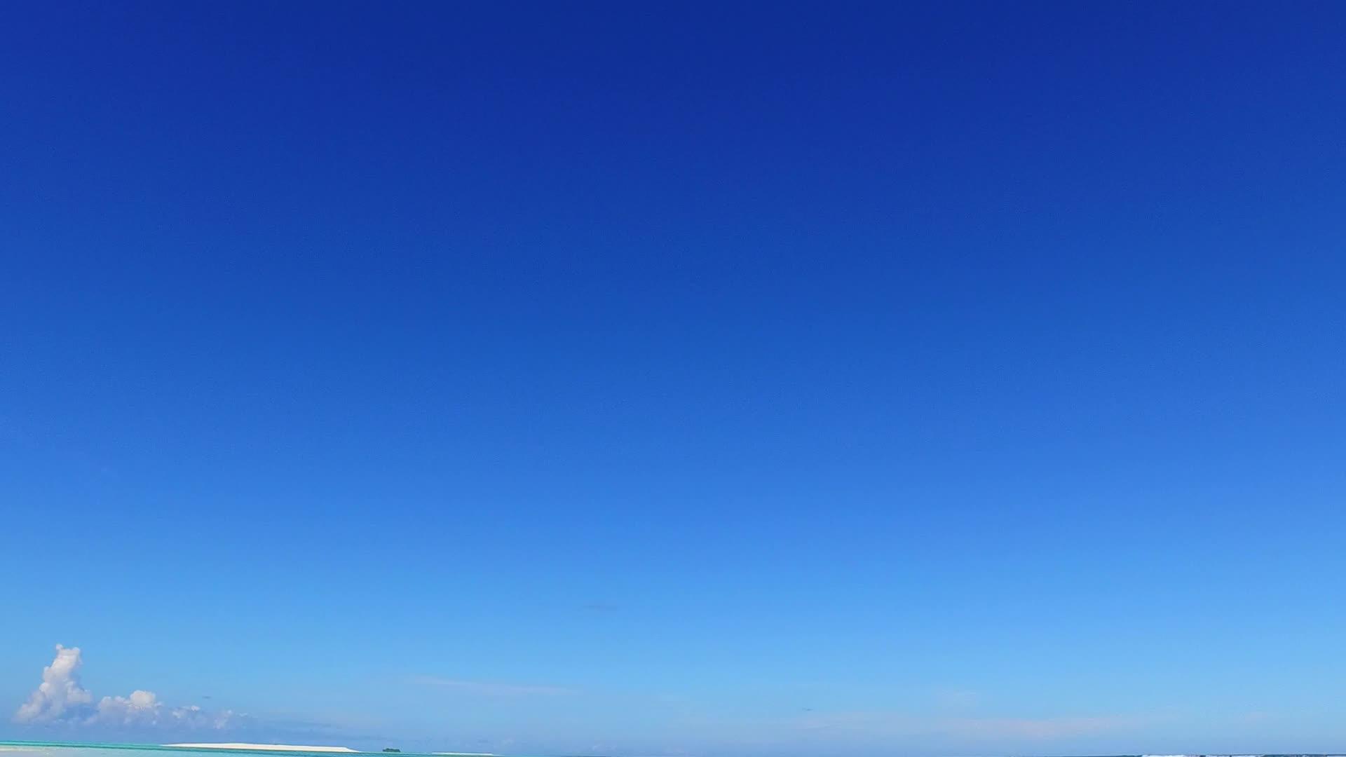 日落前完美的海湾海滩假日紧闭在绿海和白沙的背景下视频的预览图
