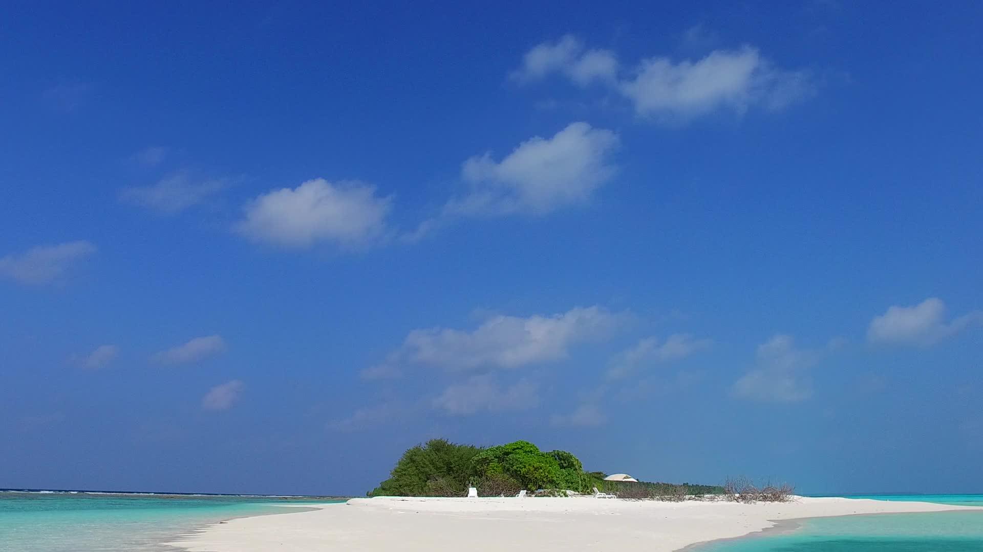 蓝绿色的水和沙洲附近明亮的沙滩背景休闲度假海滩航行视频的预览图