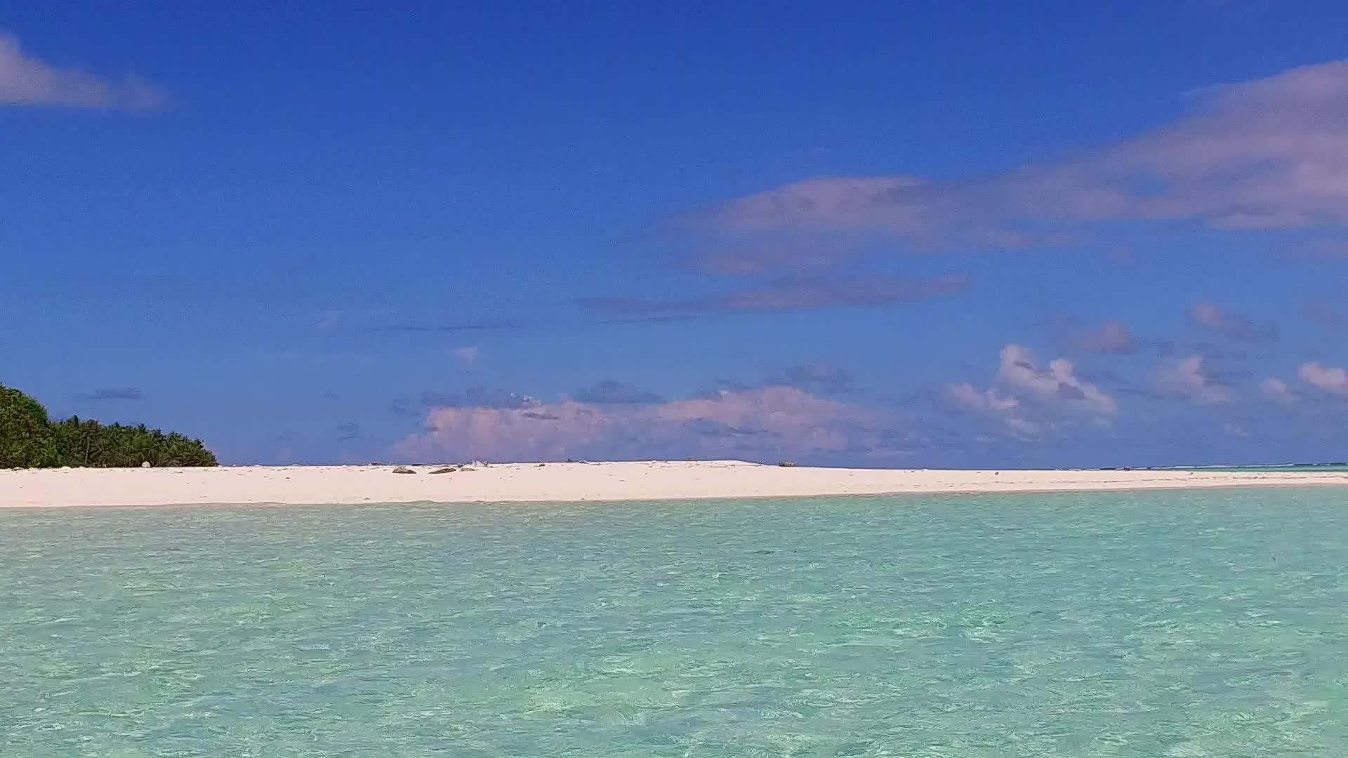 日出后美丽的岛屿海滩背景的美丽岛屿海滩温暖旅行视频的预览图
