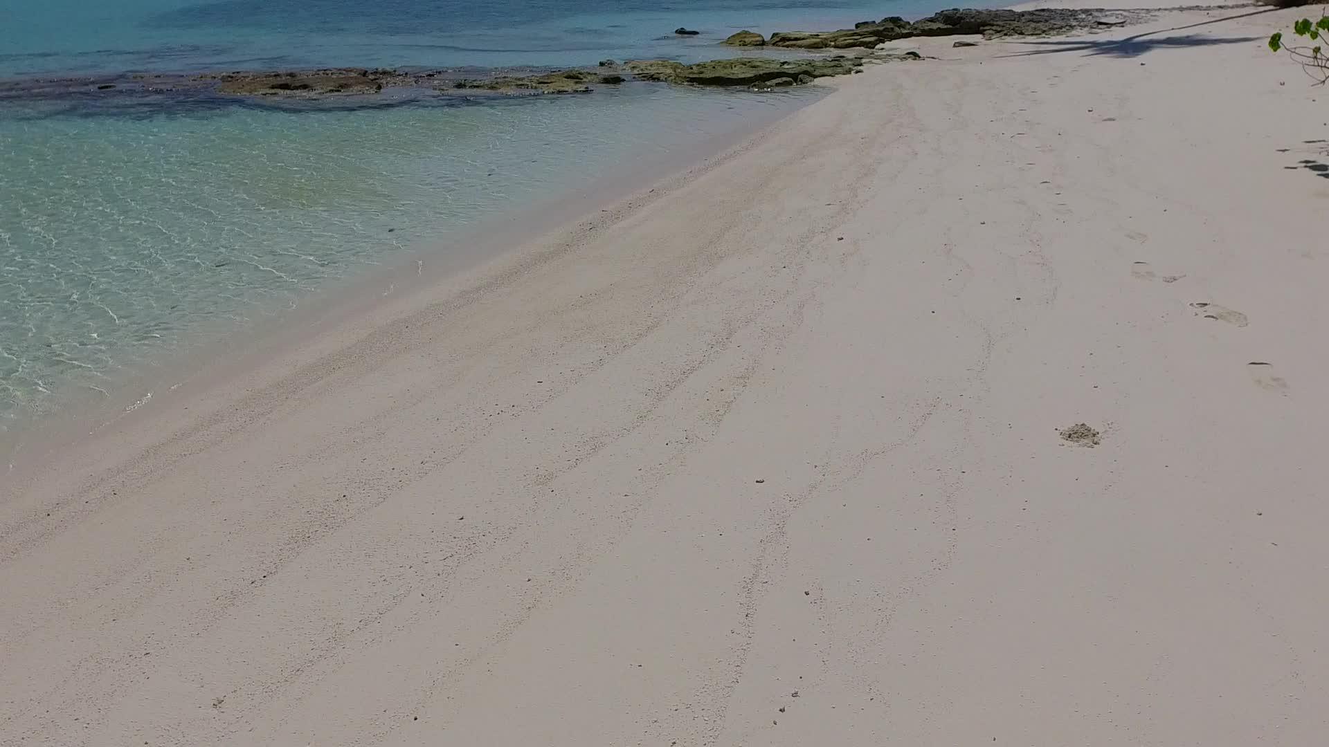 天堂海岸海滩之旅的浪漫全景在暗礁附近有一个白色的海滩背景视频的预览图