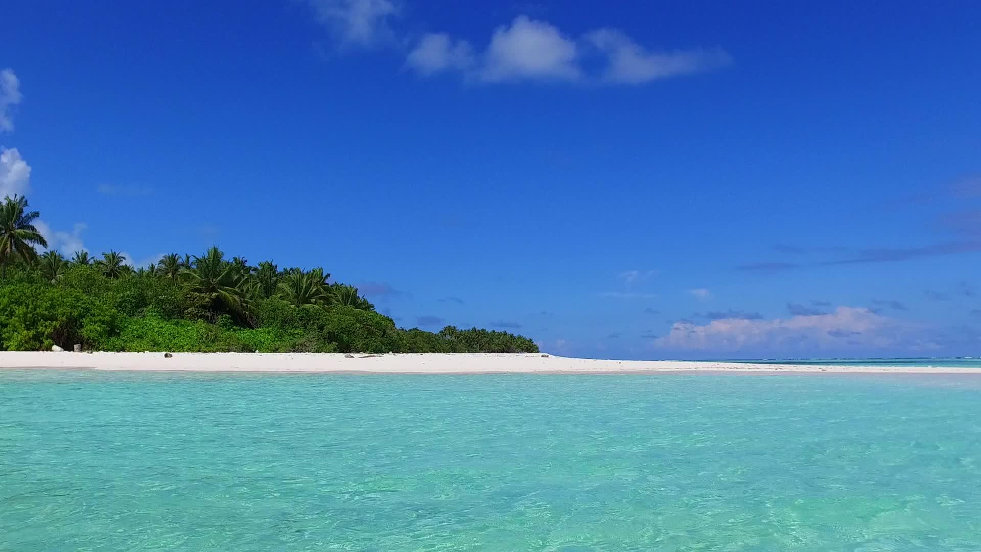 蓝色海平面休闲海滩以蓝海和沙巴附近的白色沙滩为背景视频的预览图
