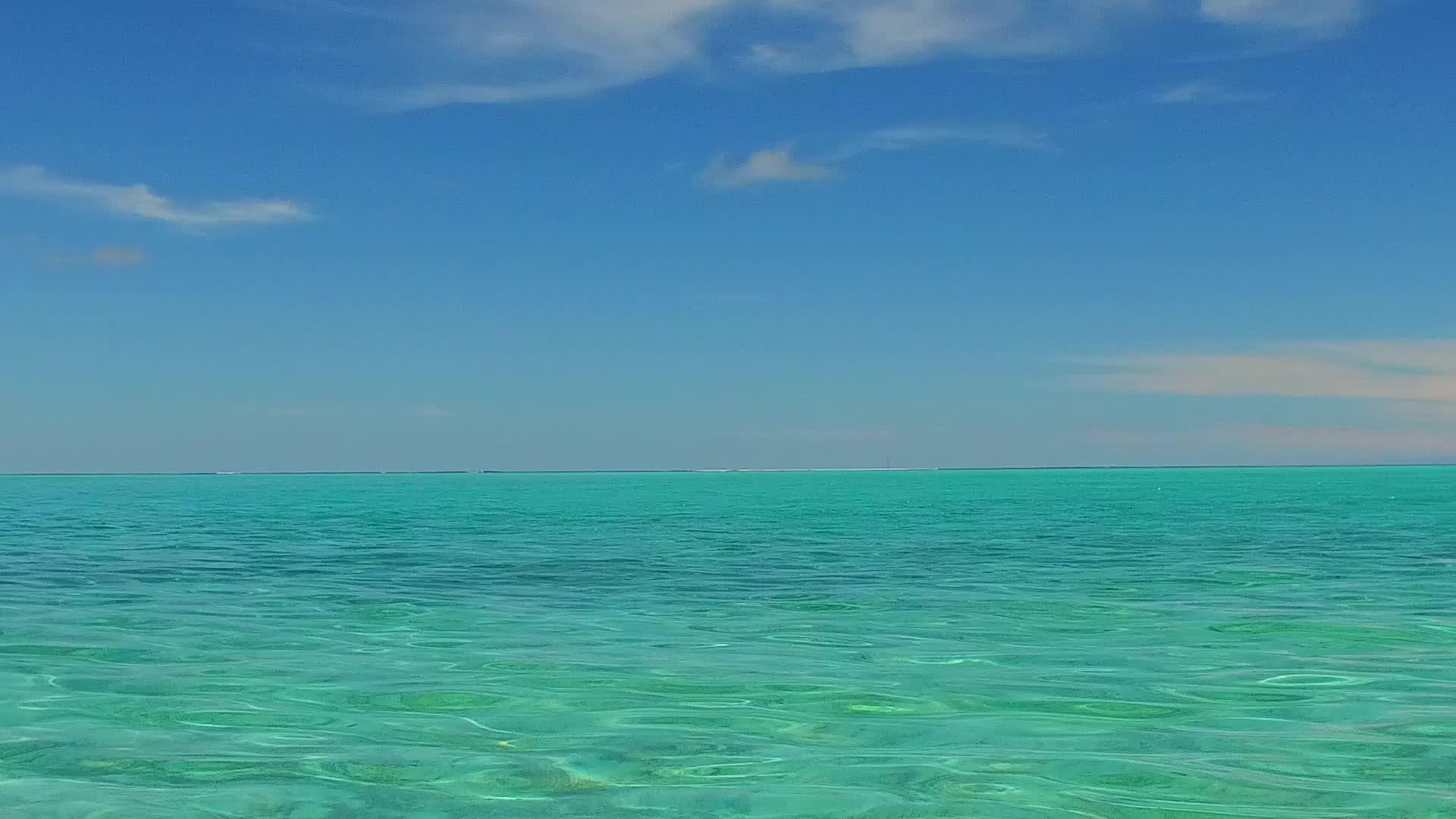 蓝色的海洋和珊瑚礁附近的白沙底部阳光明媚的天空有喜剧般的喜剧视频的预览图