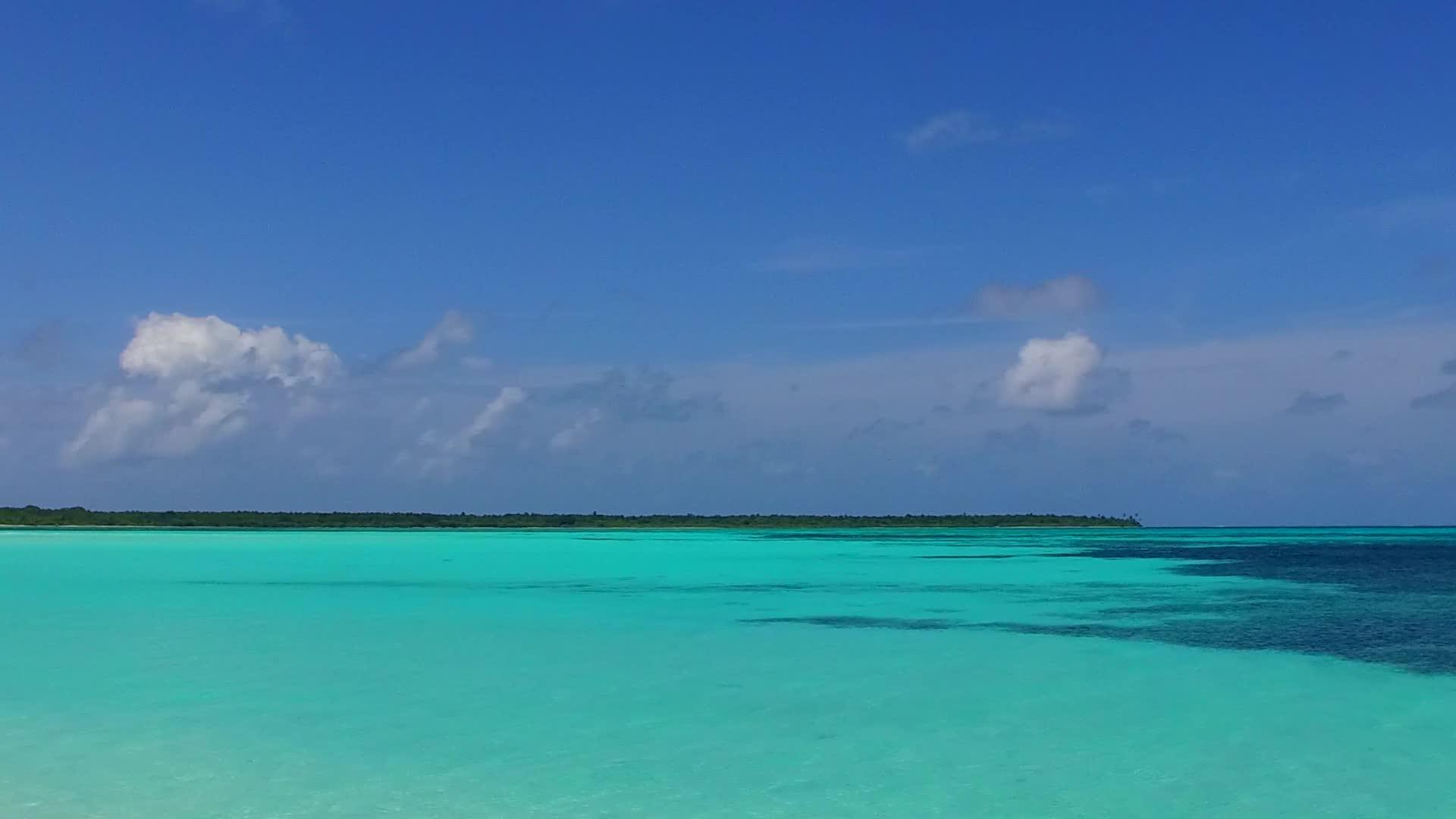 海滩附近有白色的沙土背景绿水淡释岛海滩生活方式视频的预览图