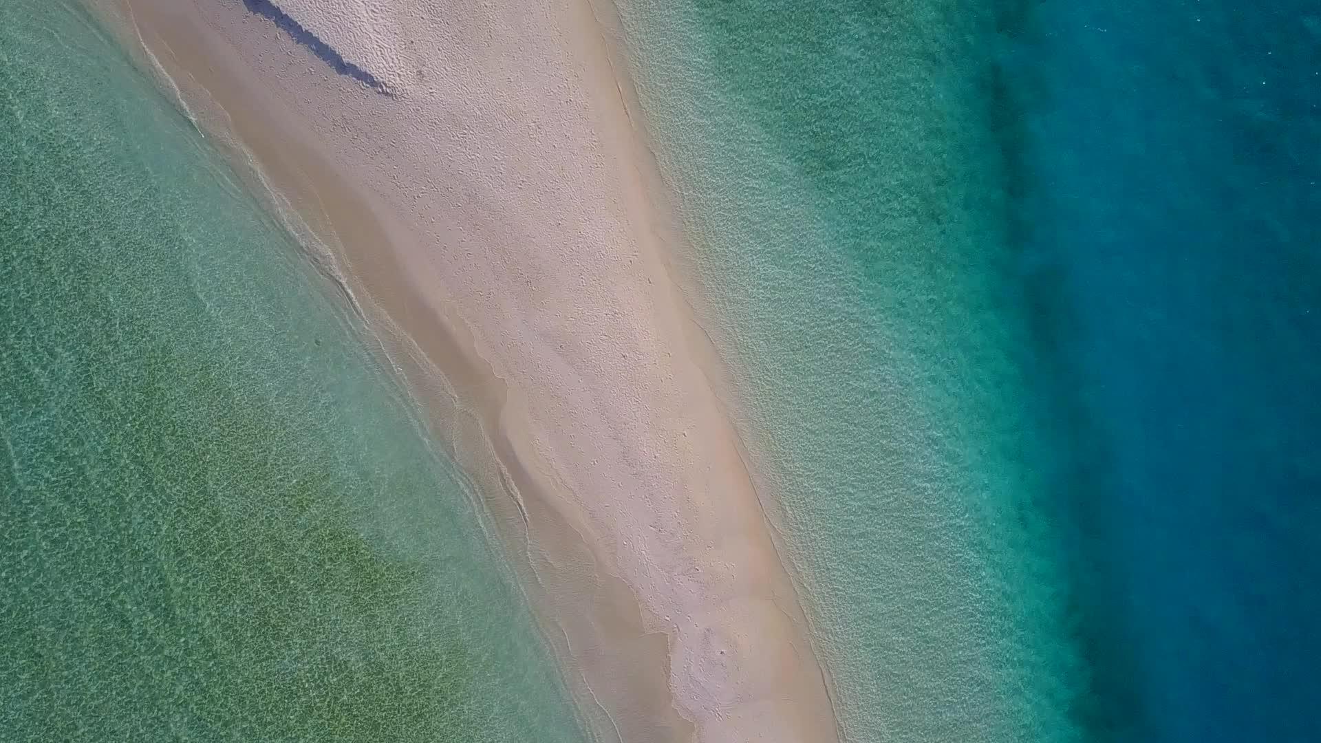 浅海和波浪附近的白色海滩背景的异国情调泻湖海滩冒险视频的预览图