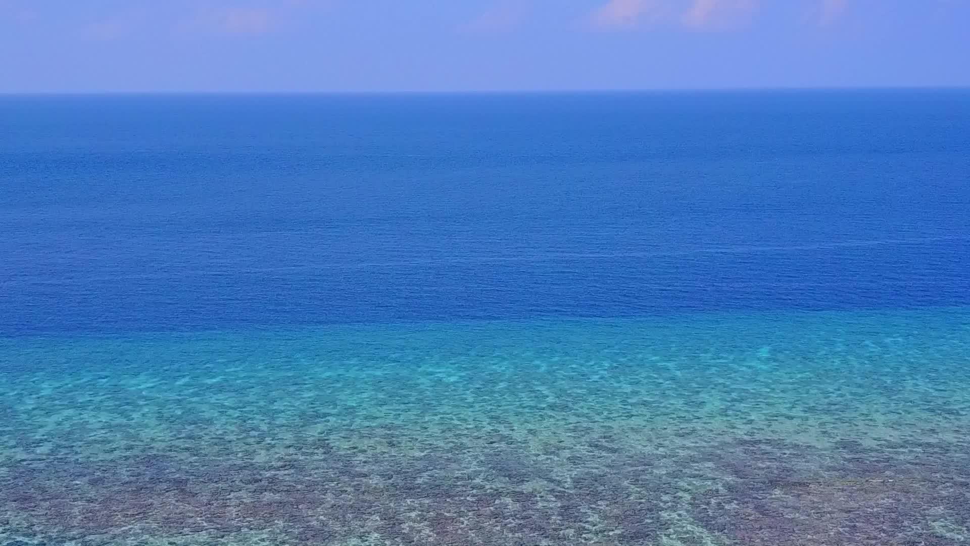 阳光明媚的豪华海景由蓝色环礁湖和白色环礁湖组成视频的预览图