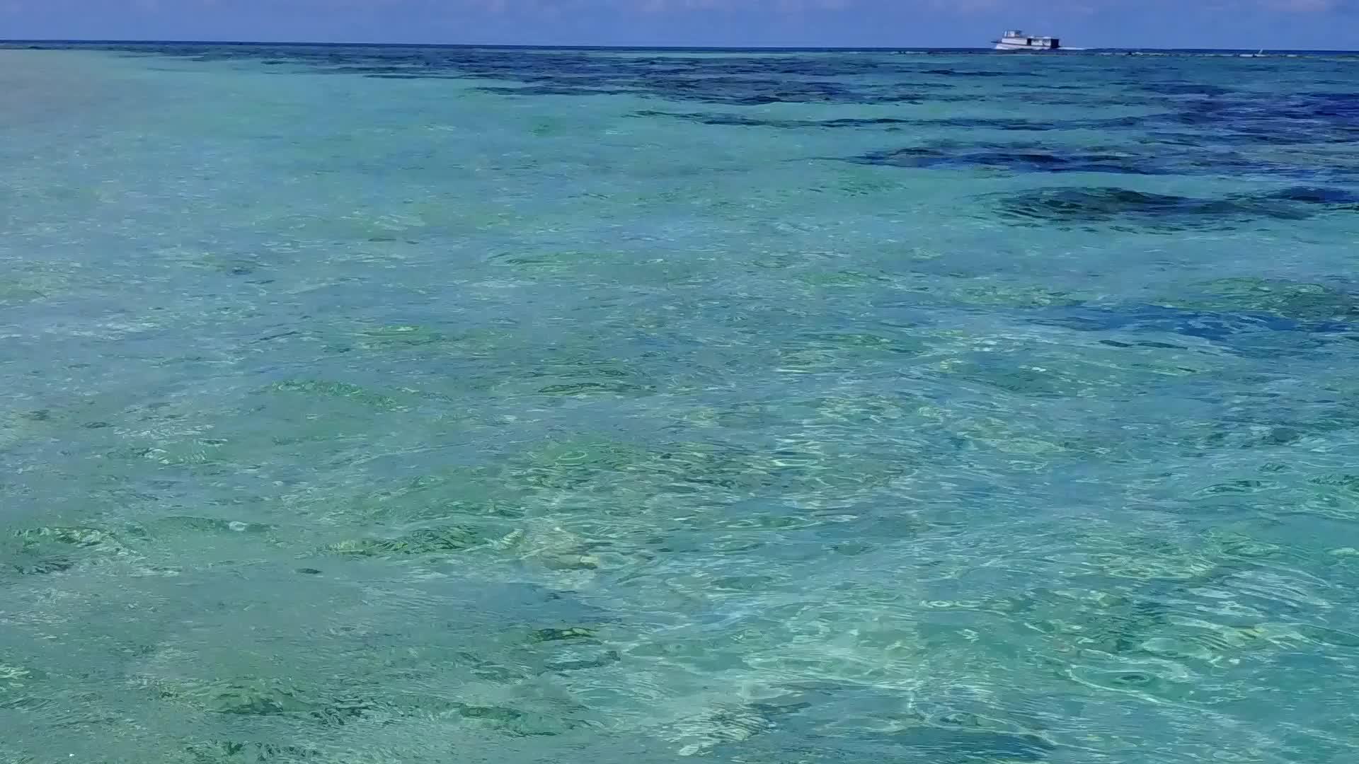 热带度假村海滩时间温暖浅海和白沙背景在度假村附近视频的预览图