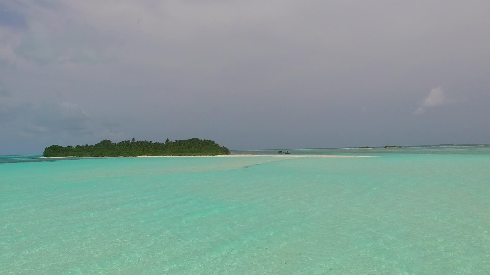 浅环礁湖和海浪附近的白色海滩背景使环礁湖的海滩时间松散视频的预览图