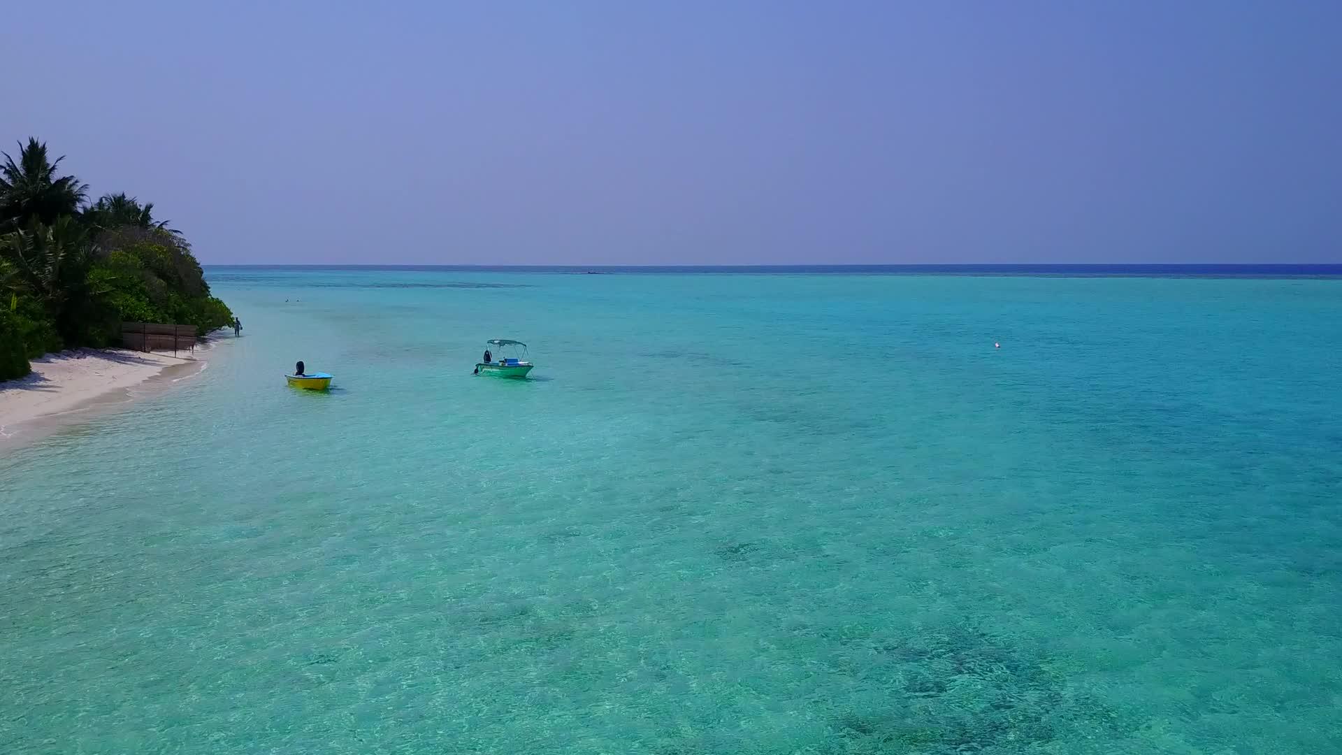 完美的海底蓝色海洋和度假胜地附近的白色海滩背景视频的预览图