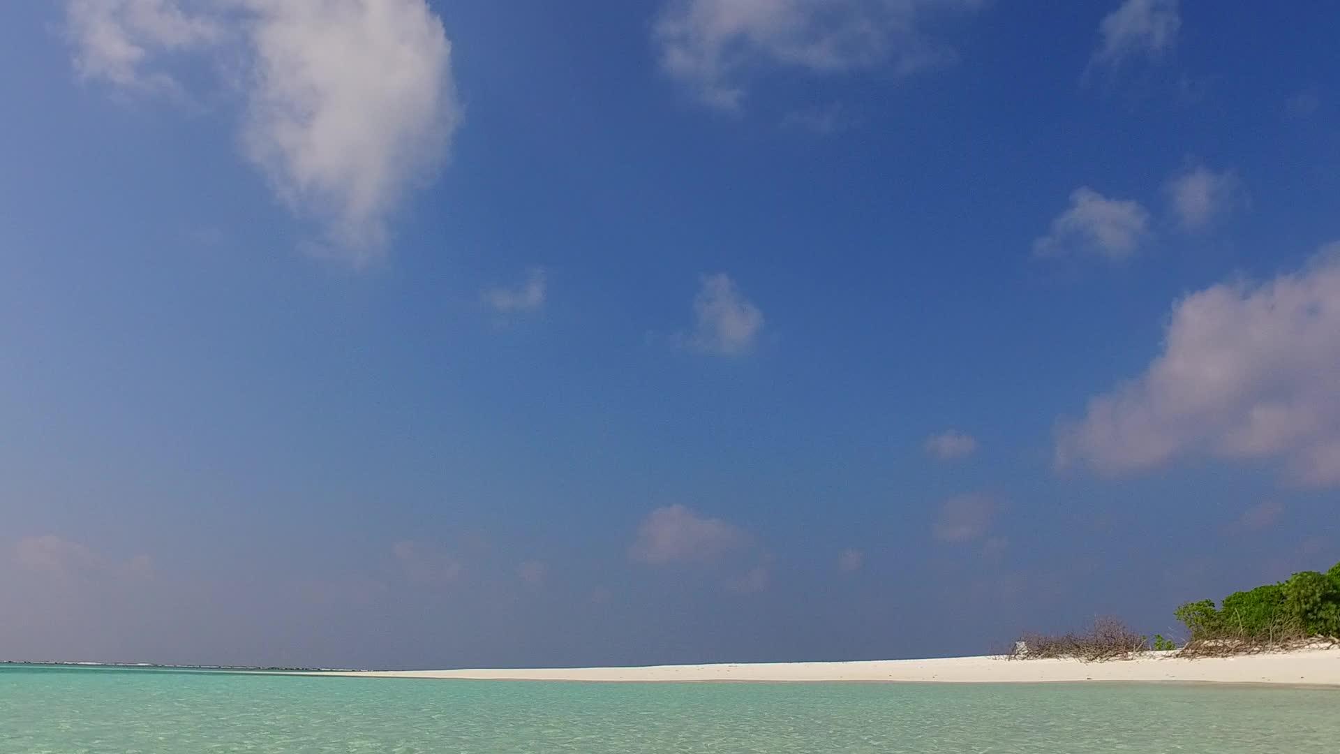 在沙巴附近有一个白色的海滩背景蓝色的海洋紧靠着天堂视频的预览图