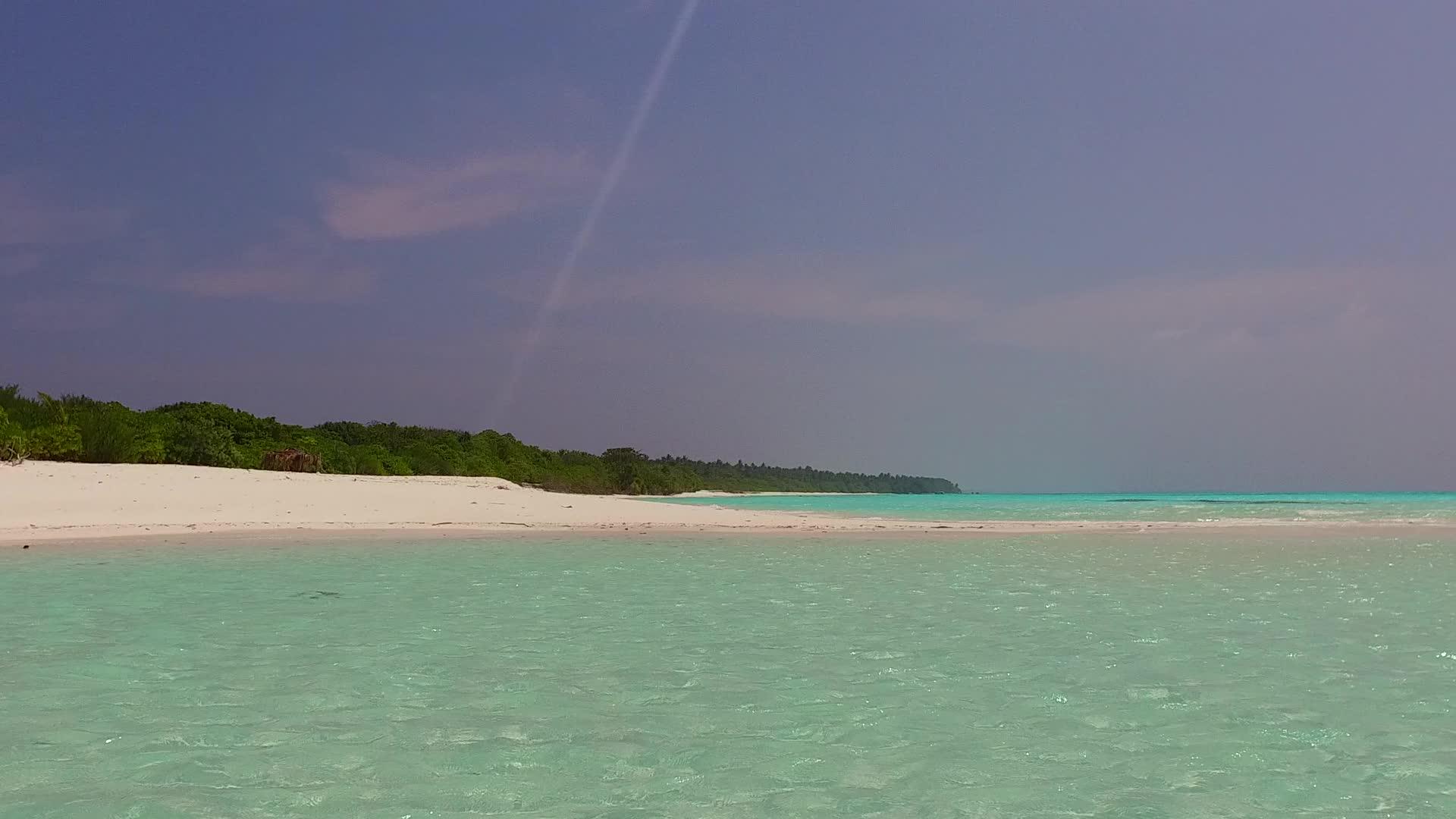 日落前浅海和白沙背景的海岸海滩在白天完全破碎视频的预览图