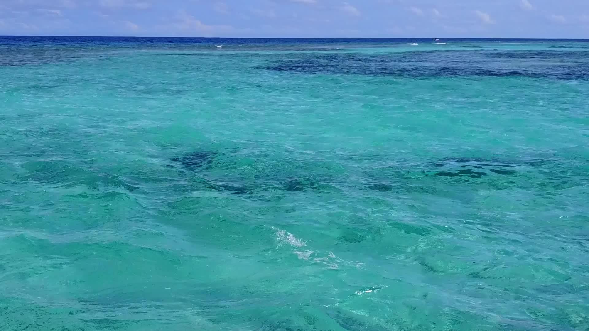 在蓝色海洋和白色沙滩附近的度假胜地附近的水域外出视频的预览图