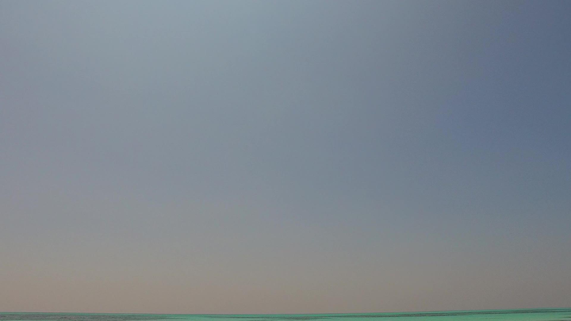日落前白沙背景蓝水天堂旅游海滩生活方式视频的预览图
