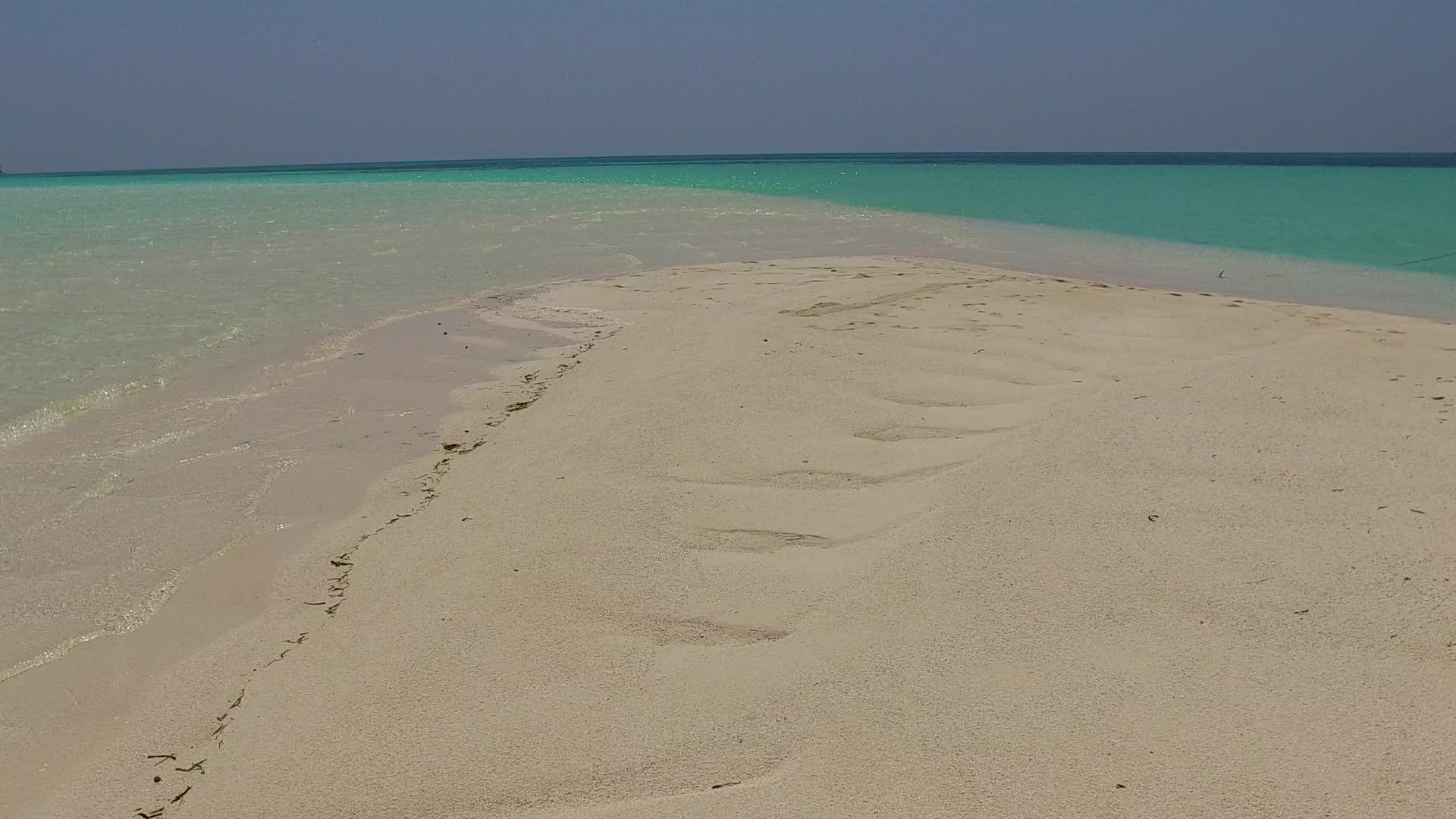 沿海美丽的海滩清空旅游突破了棕榈树附近白色沙滩背景的蓝海视频的预览图