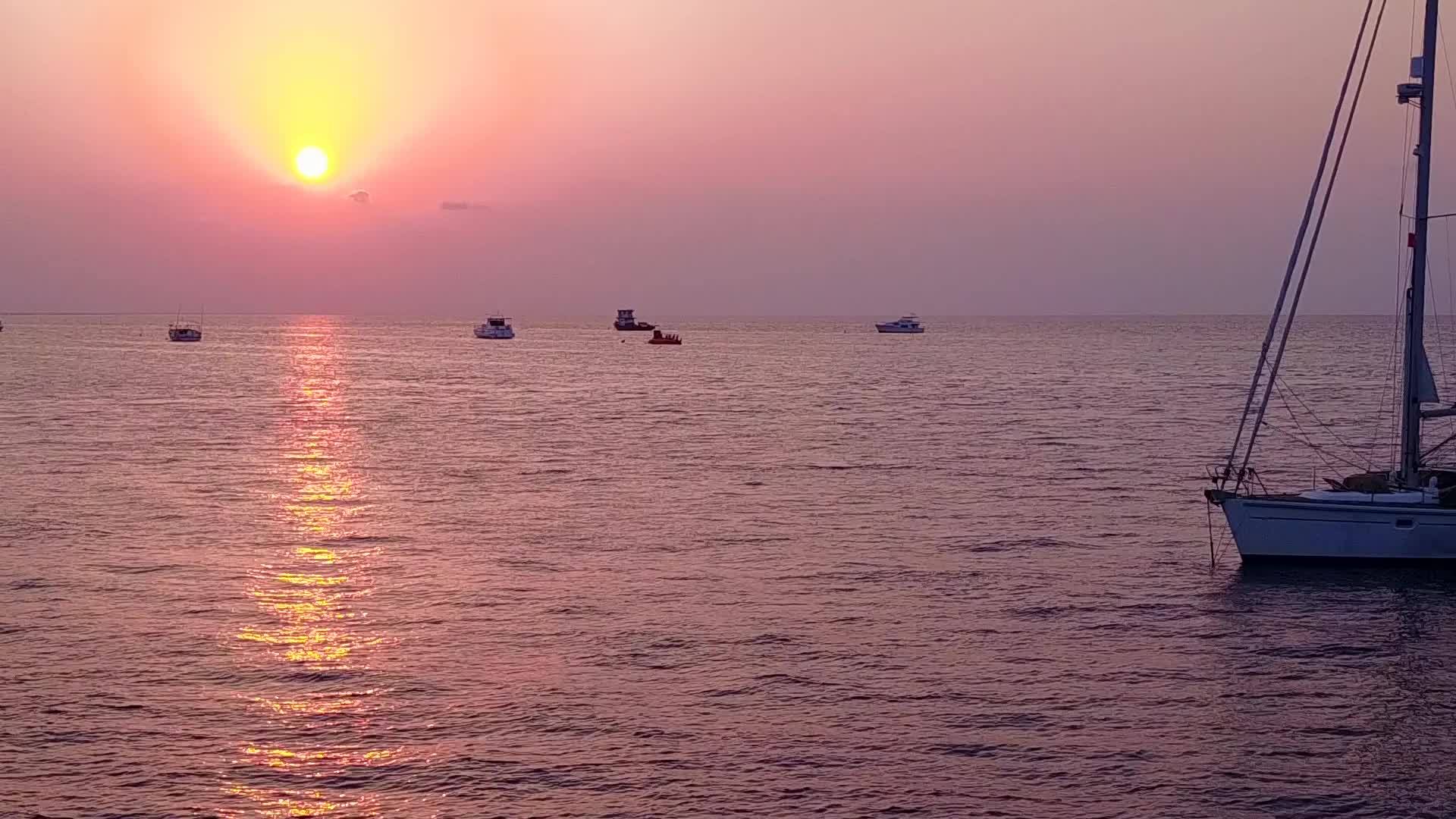 日出后美丽的海湾海滩由白沙背景的浅环礁湖旅行视频的预览图