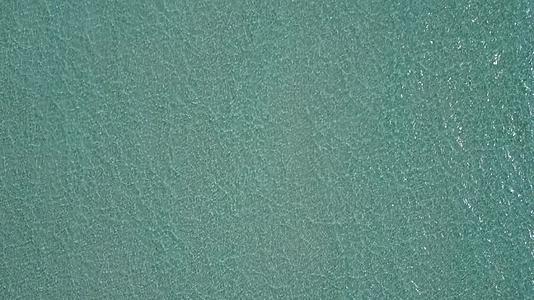 夏季旅游以海平面附近的绿色海底和白色沙底为背景视频的预览图