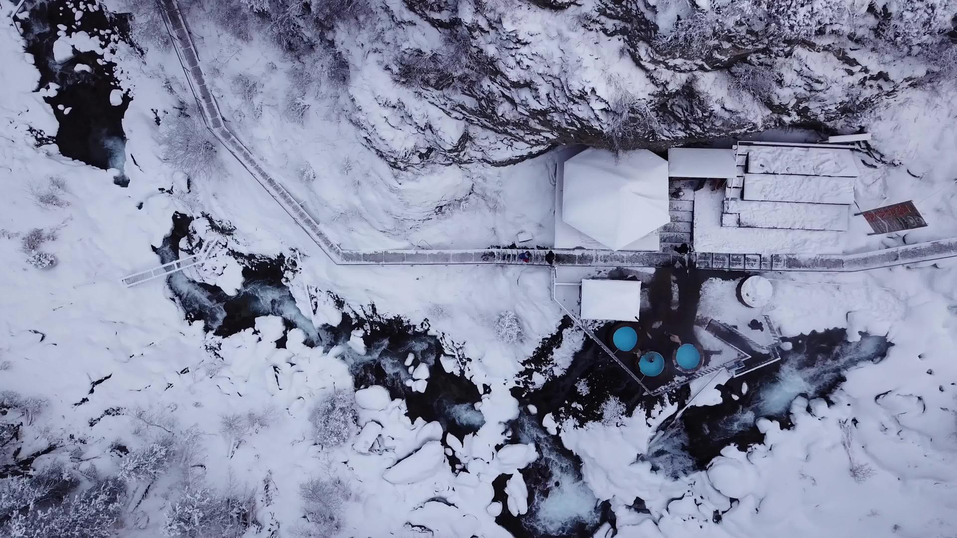 雪中的雪林和温泉视频的预览图
