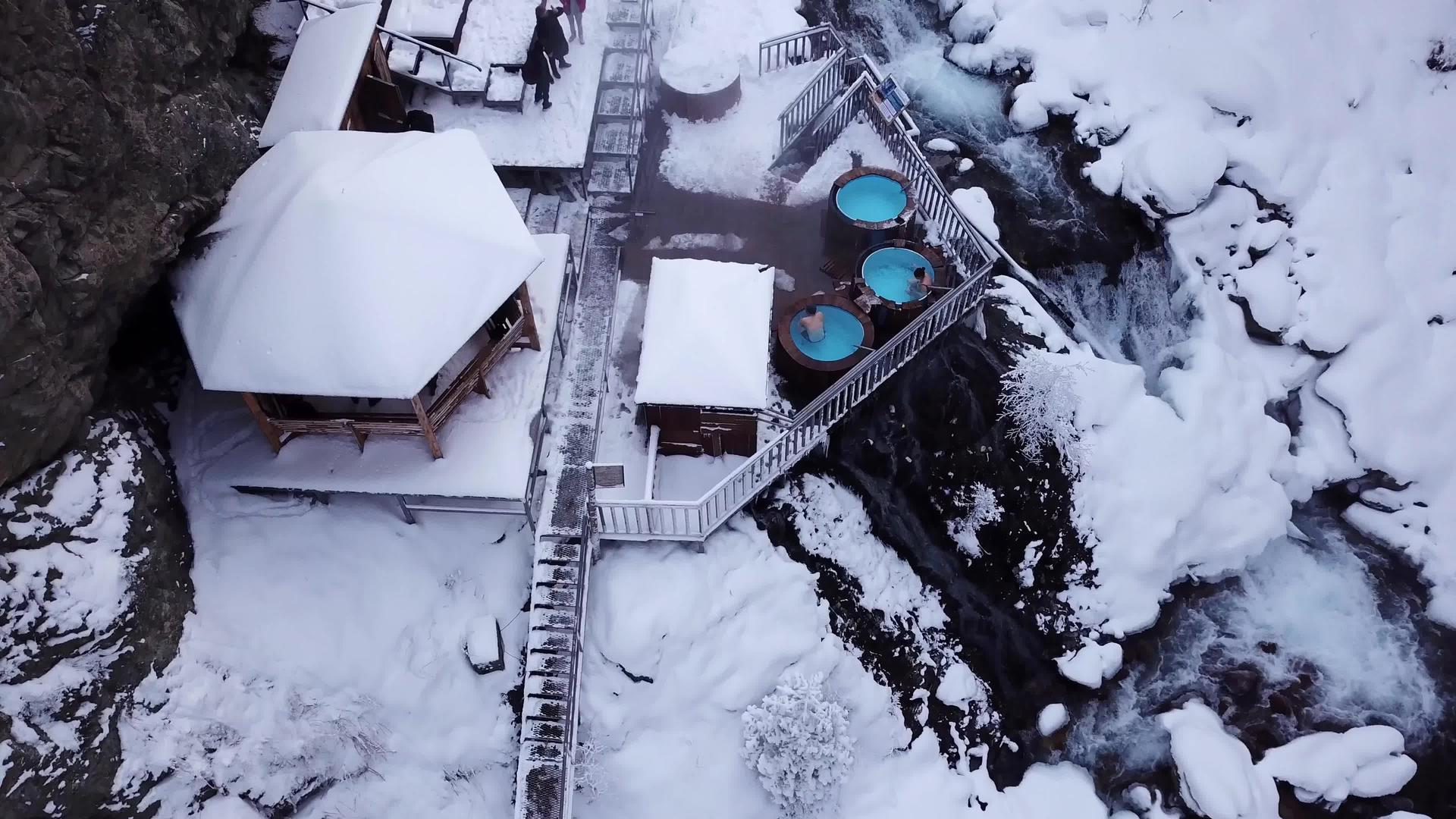 雪中的雪林和温泉视频的预览图