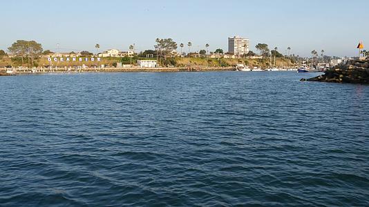 从美国加利福尼亚州的帆船或游艇海滨港口的暑假看海水视频的预览图