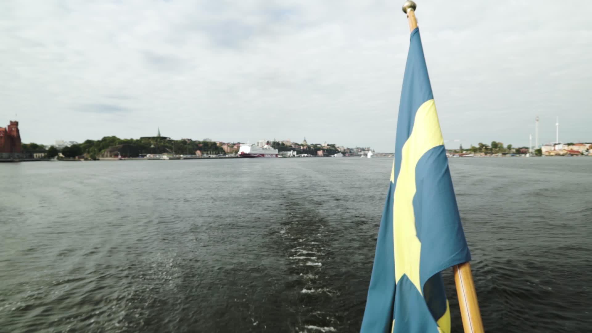船尾的船旗在风中挥舞Stashholm市中心港视频的预览图