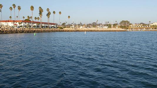 从美国加利福尼亚州的帆船或游艇海滨港口的暑假看海水视频的预览图