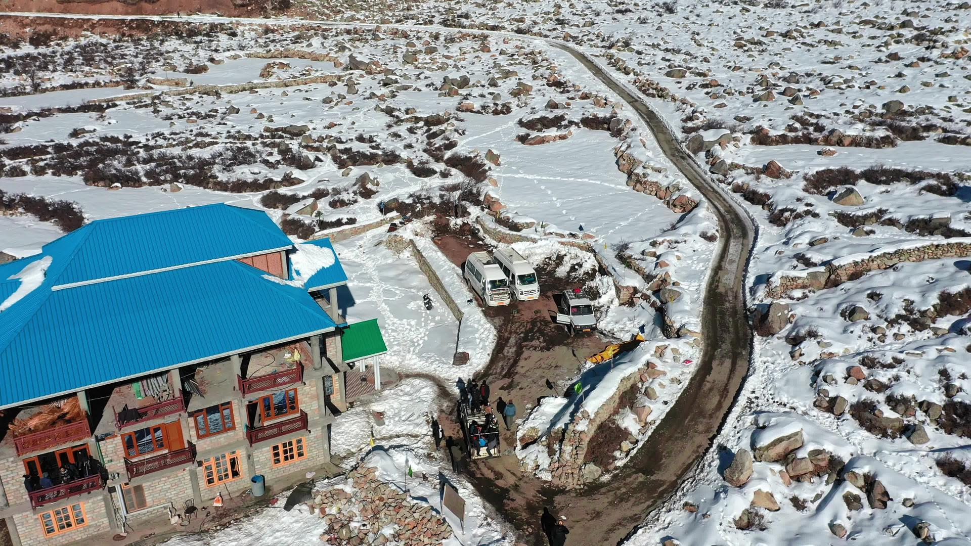 一个美丽的物业在喜马和邦奇特的库尔的雪景中视频的预览图