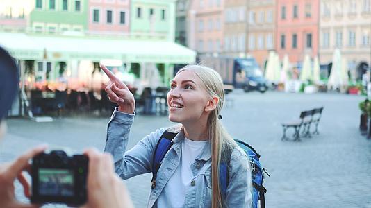 在市场广场拍摄女性游客的照片视频的预览图