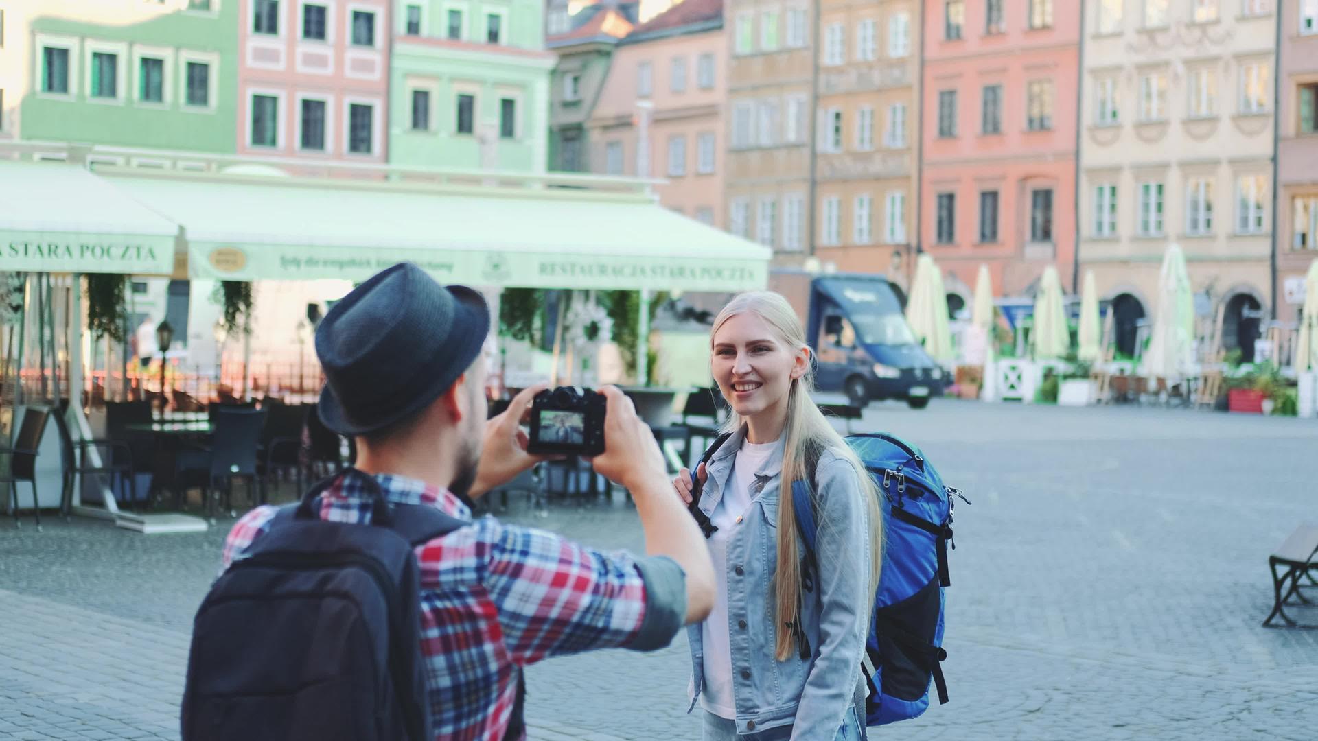 年轻的旅游夫妇在历史建筑的观赏中拍照视频的预览图