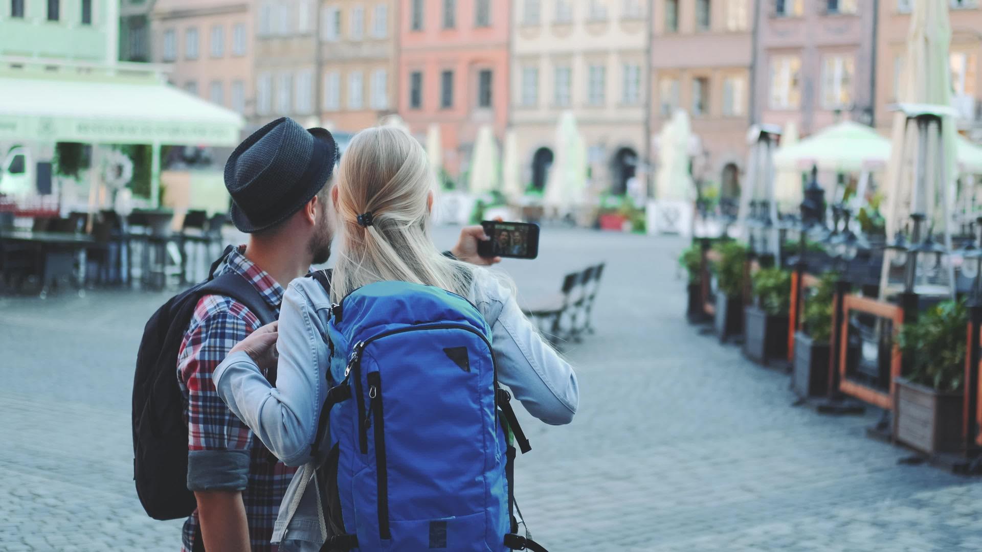 男人和女人用智能手机在市中心自拍视频的预览图